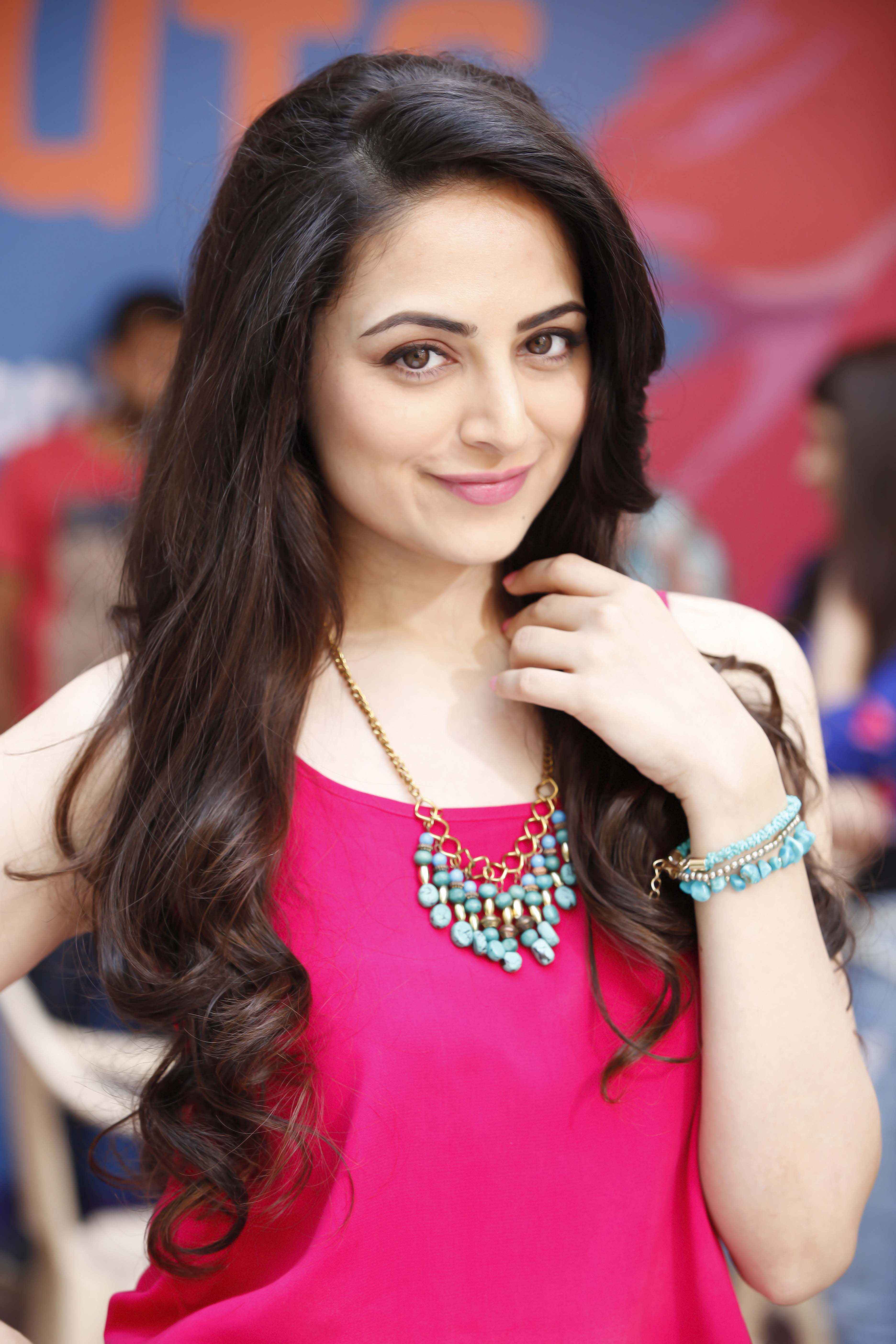 3744x5616 Zoya Afroz Phone Wallpaper