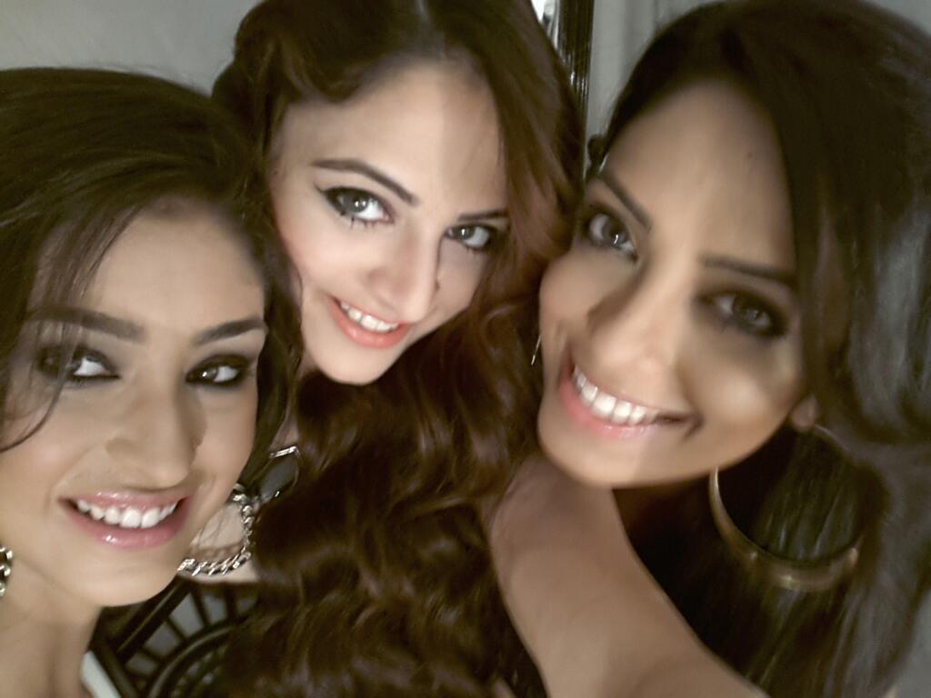 1024x768 Zoya Afroz Artist Grown Up