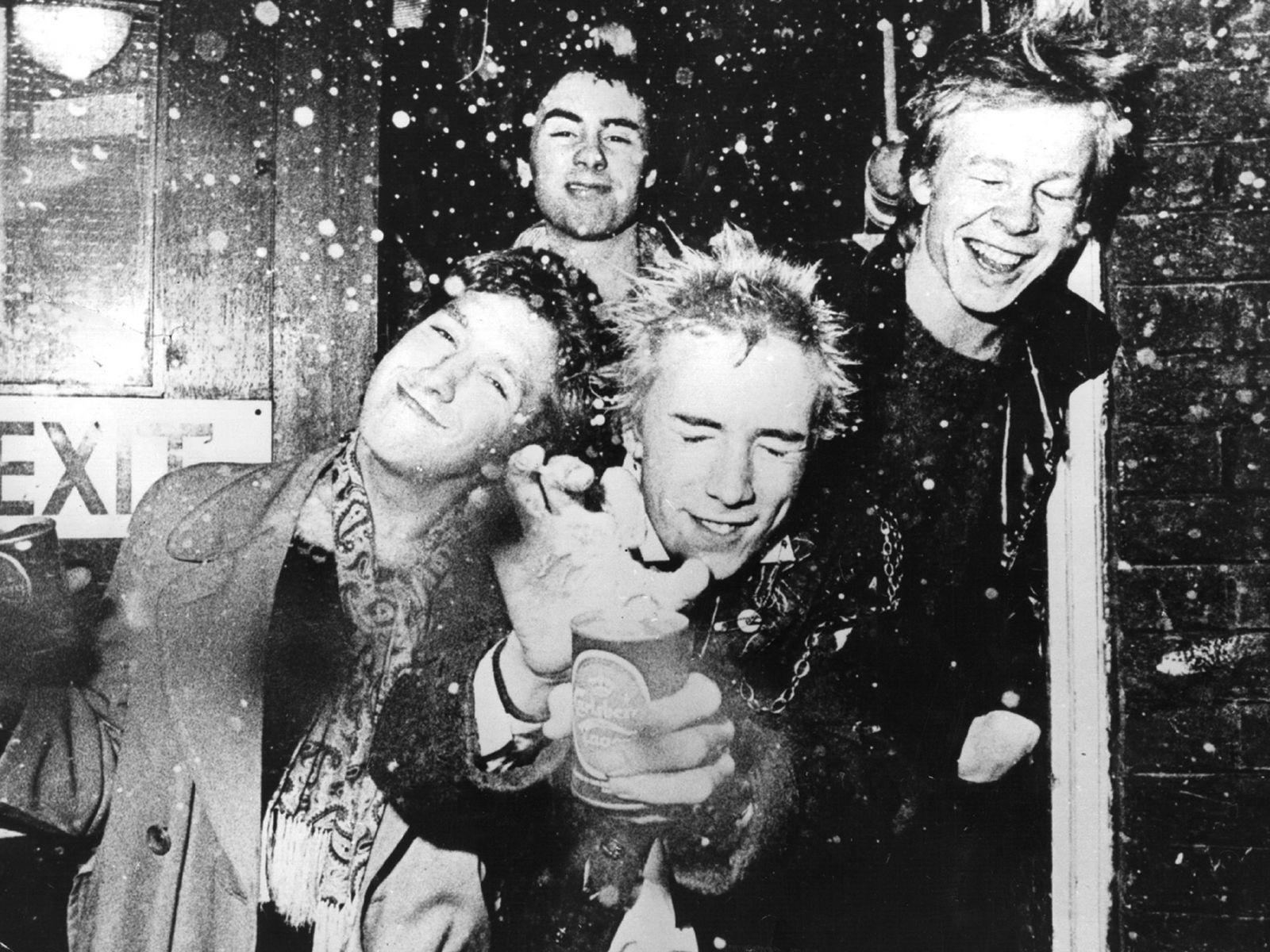1600x1200 Johnny Rotten: â?oYou find the truth by ridiculing yourselfâ??