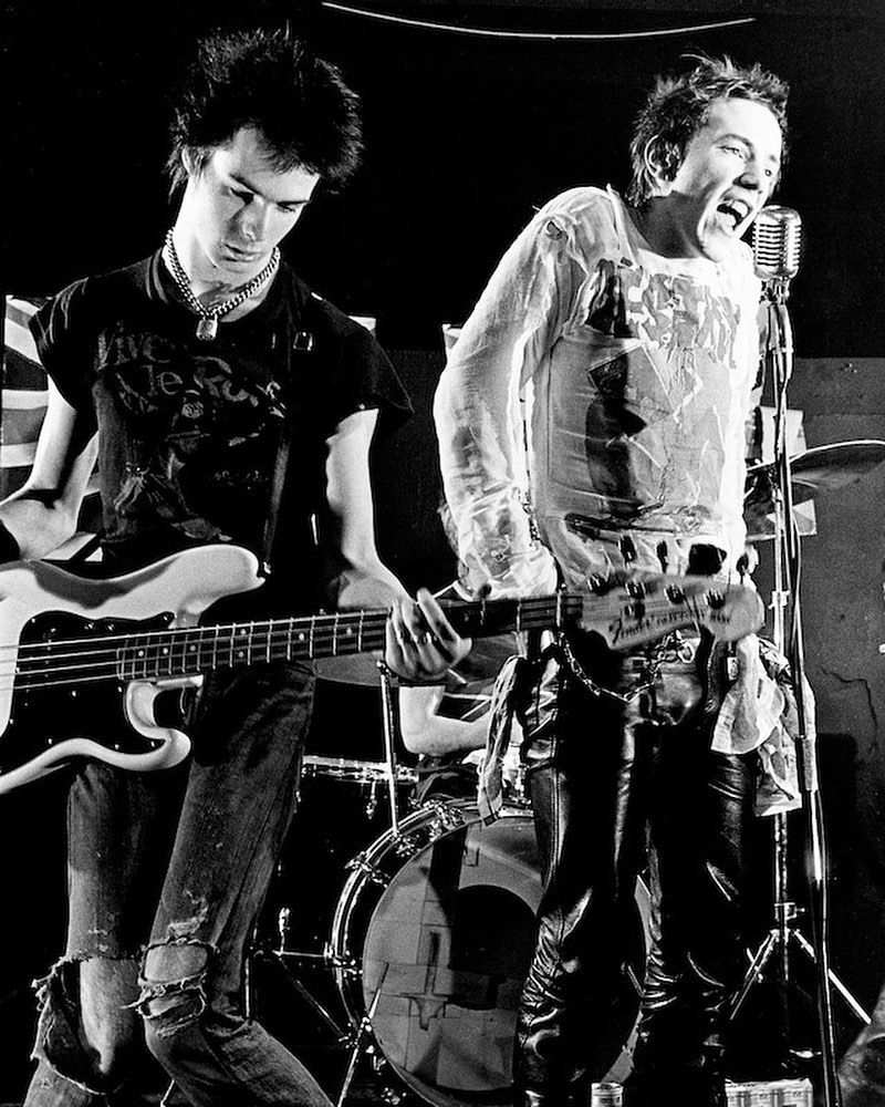 800x1000 Johnny Rotten and Sid Vicious live at Marquee Club, London, 1977. Photo