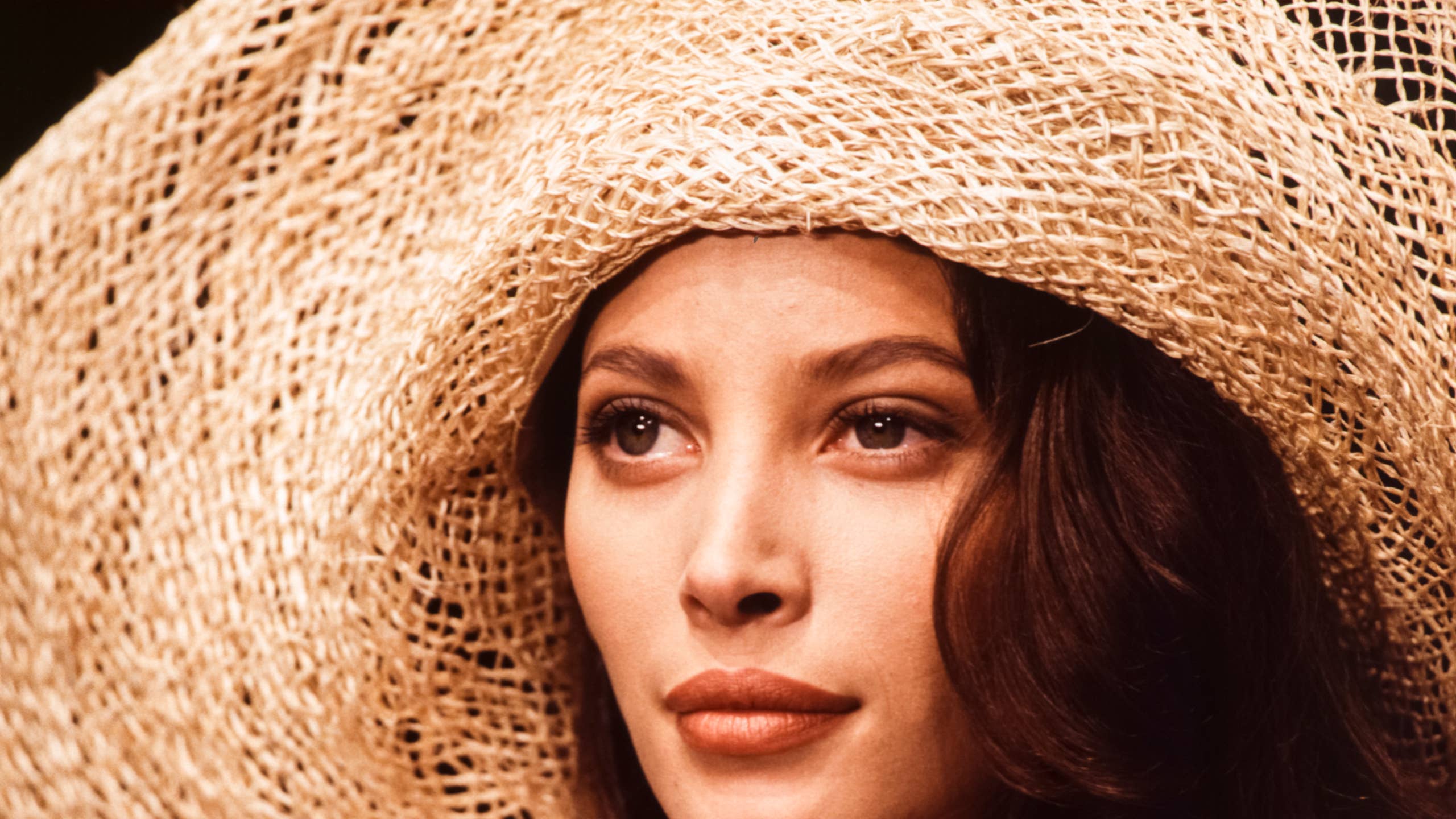 2560x1440 Christy Turlington, Lets 'Gorgeous Gray Hair Shine'