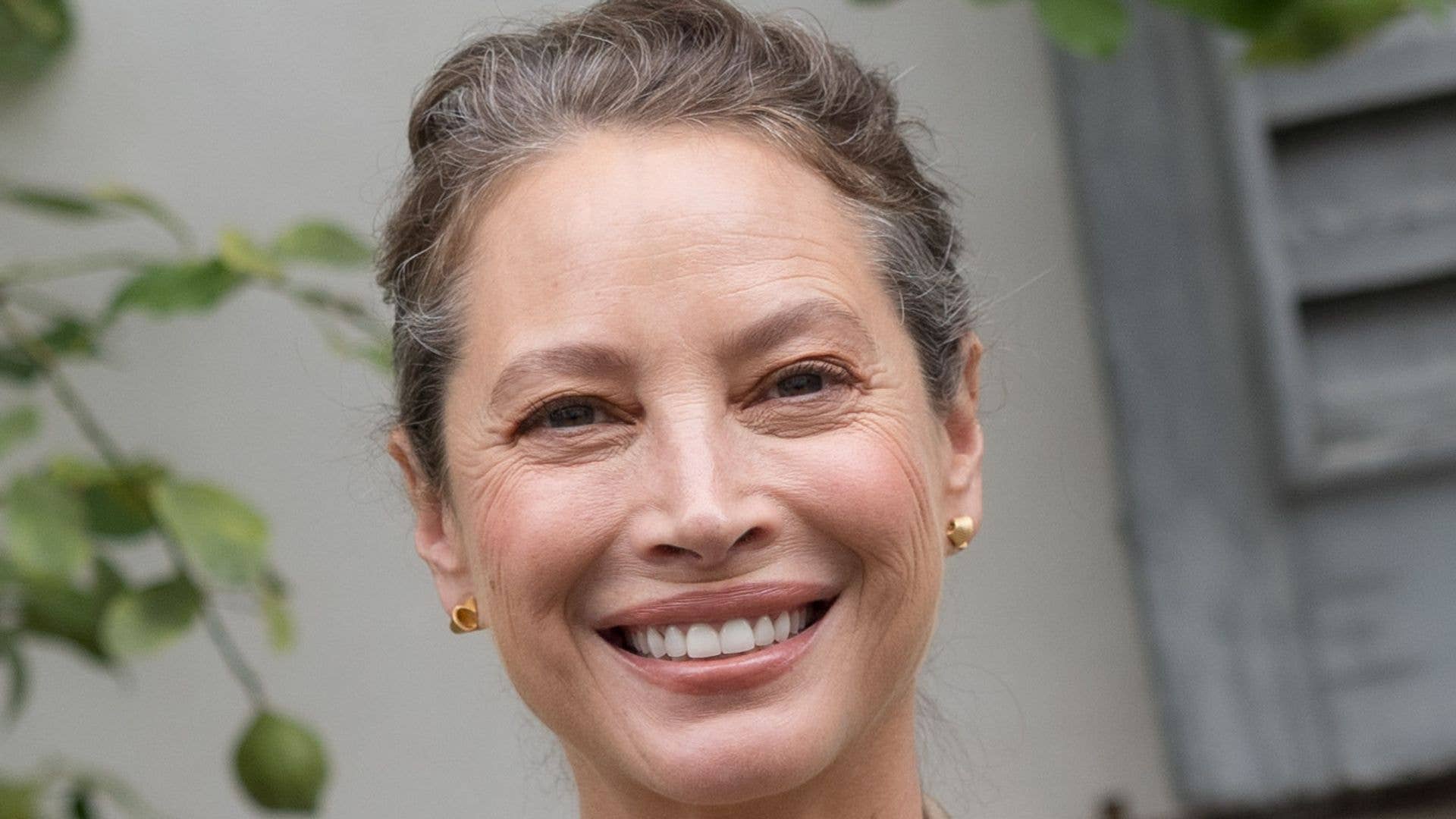 1920x1080 Christy Turlington, looks decades younger in youthful new photo