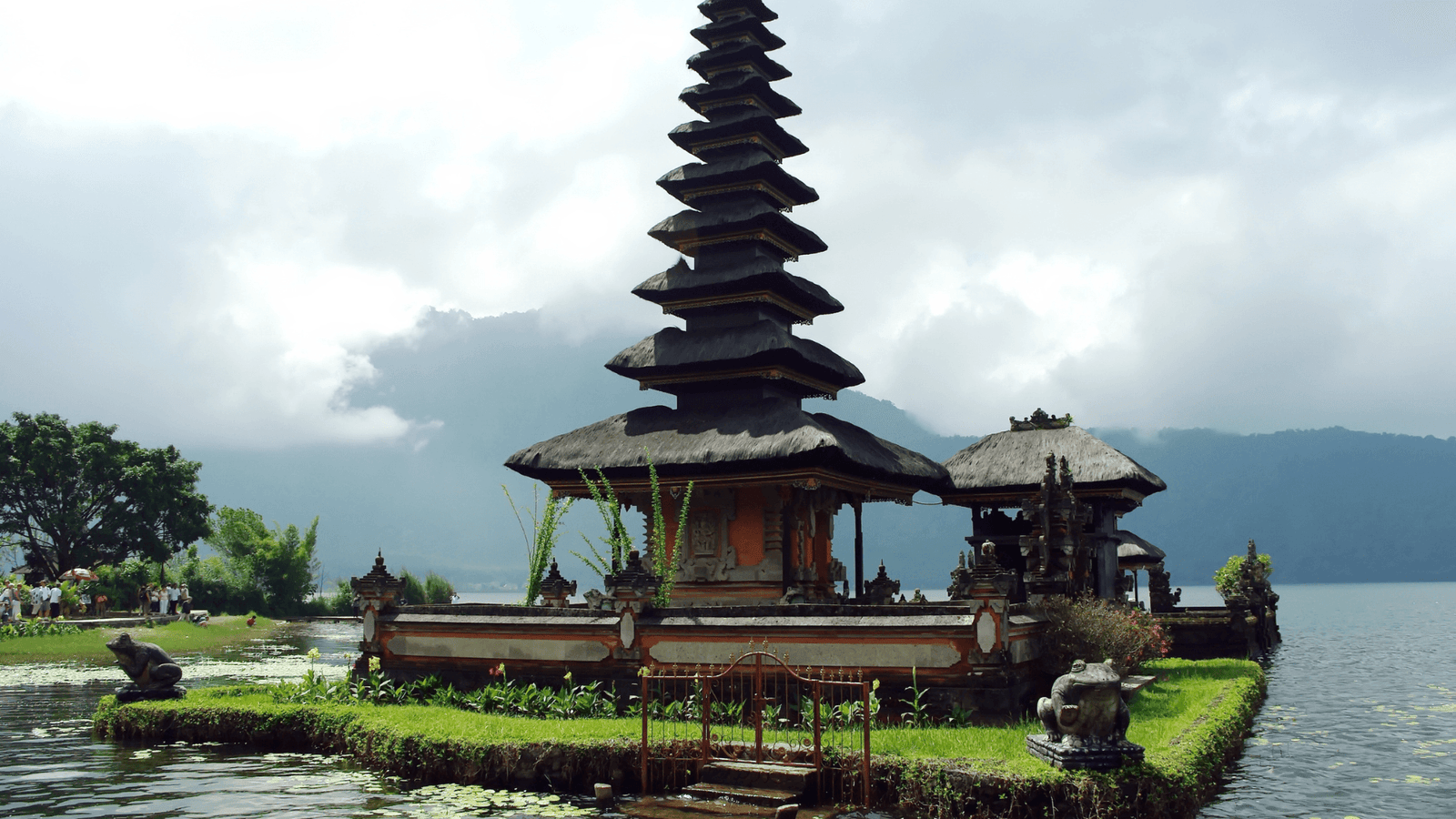 1600x900 Uluwatu Temple: A Majestic Cliffside Marvel in Bali