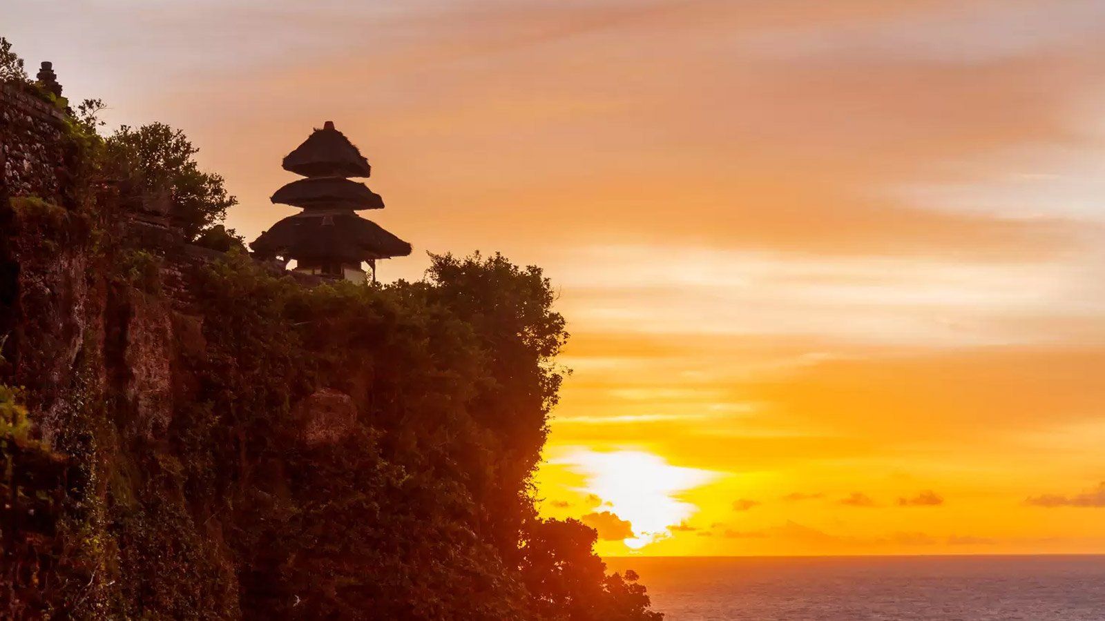 1600x900 Enjoy The Amazing Sunset on Uluwatu