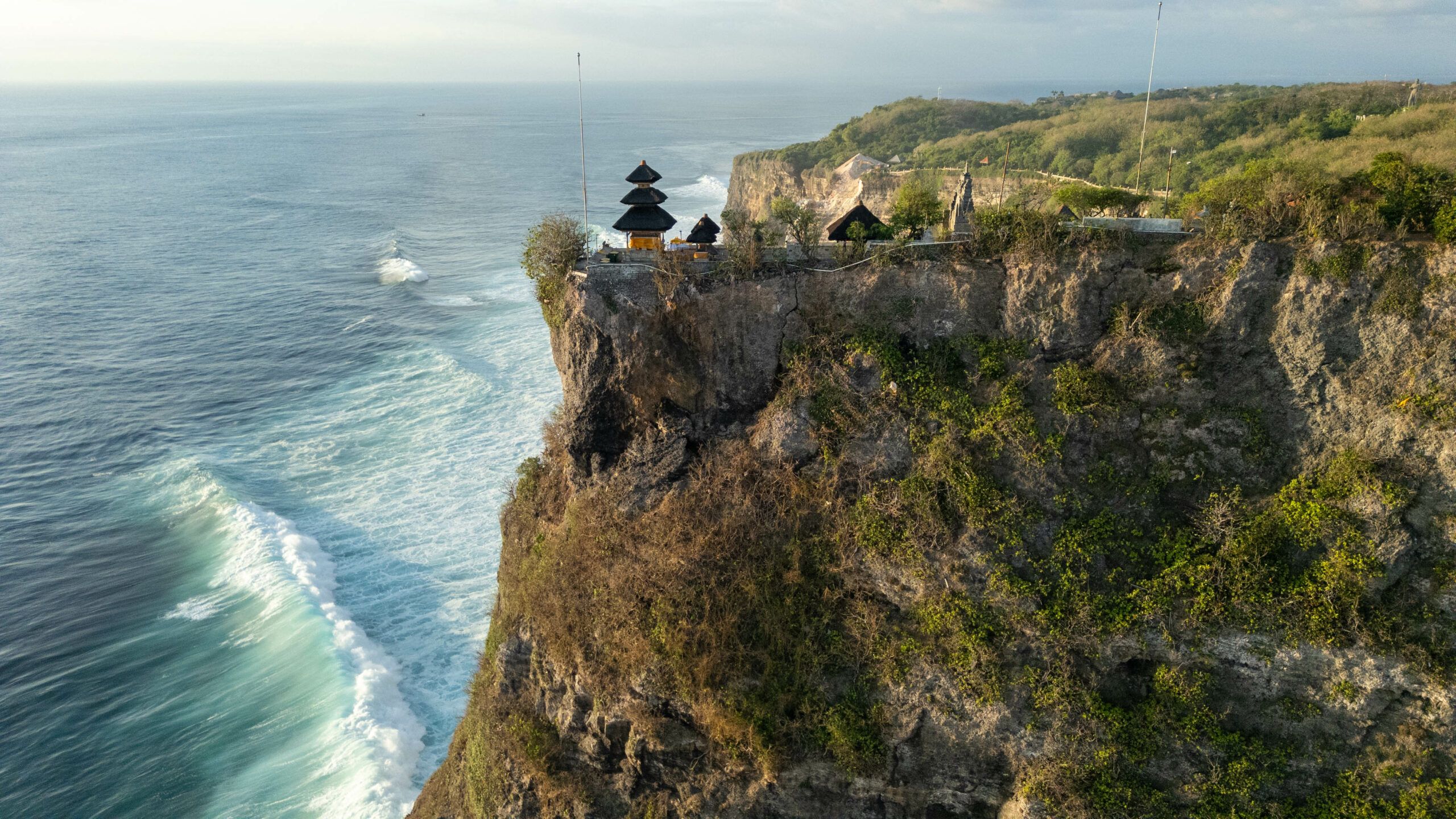 2560x1440 Uluwatu: On The Cliff's Edge