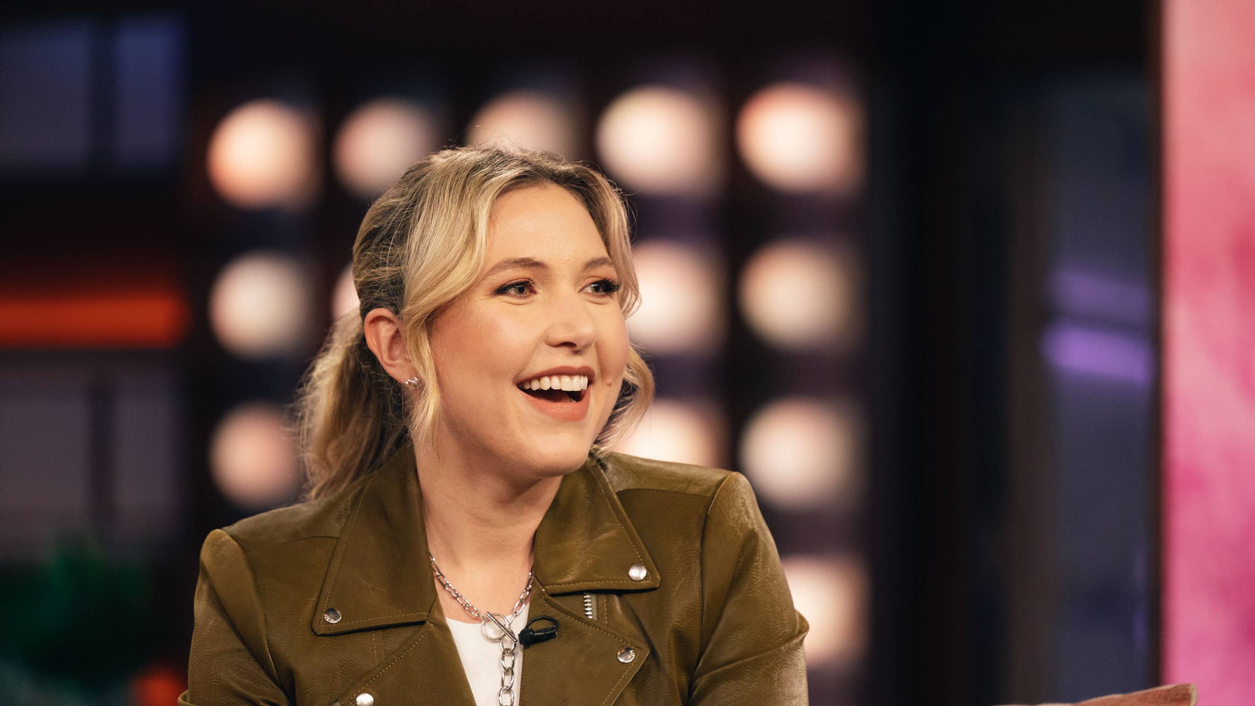 2560x1440 Taylor Tomlinson Reveals the First Thing She'd Do If She Were a Man for a Day