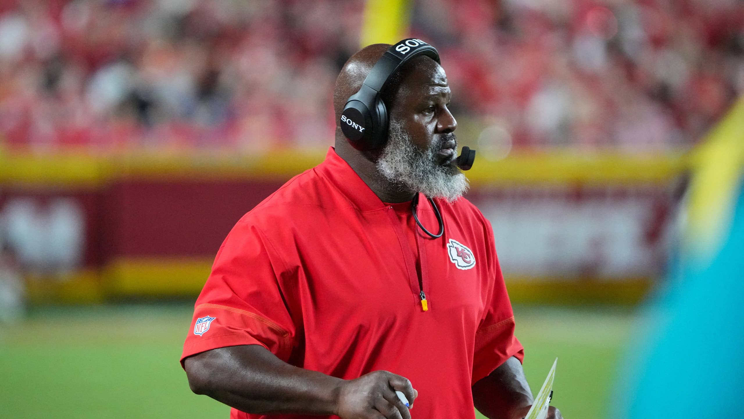 2560x1440 NFL Fans Stunned By Eric Bieniemy's WWE Lookalike