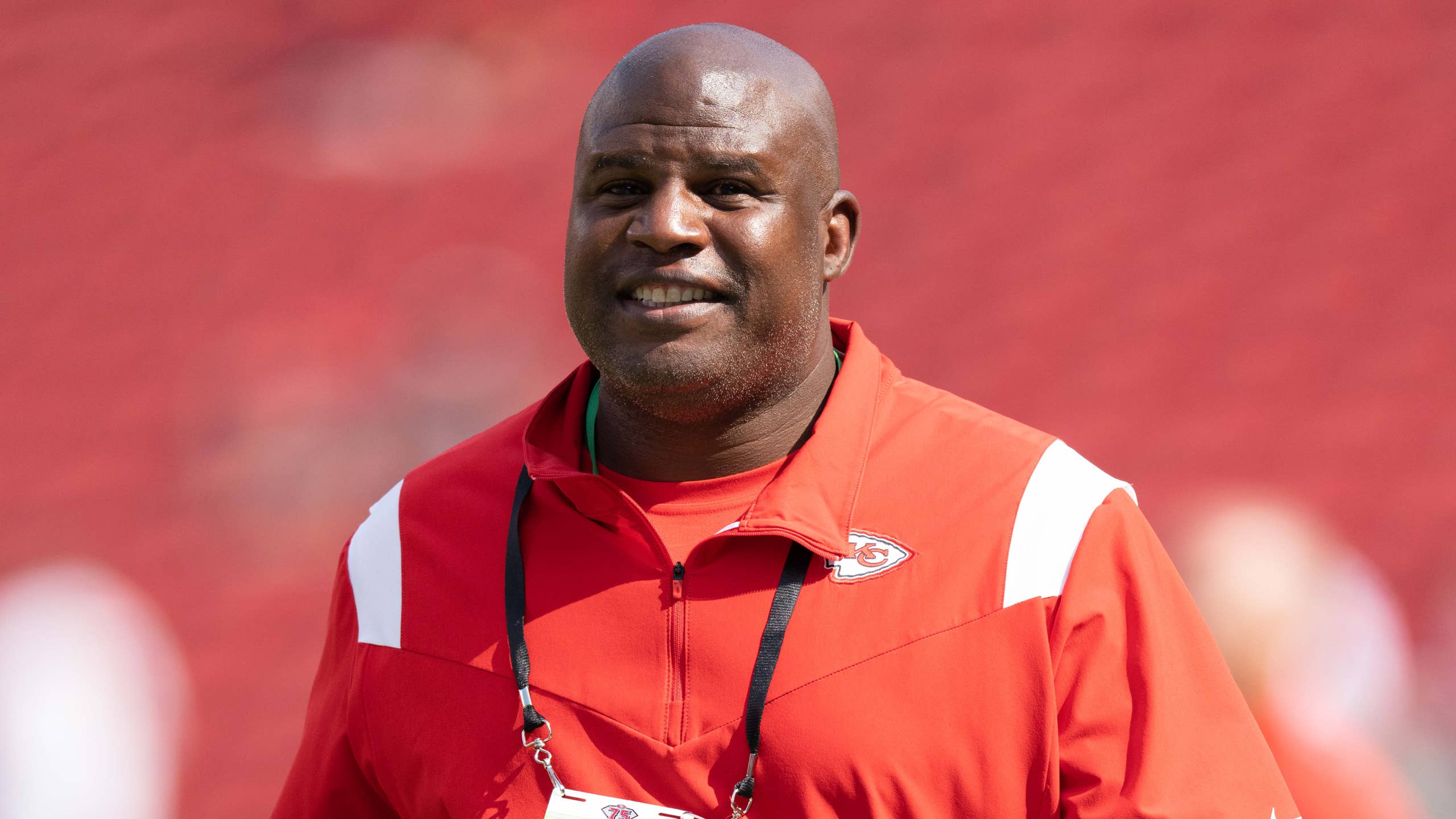 2560x1440 Eric Bieniemy Returned To Chiefs Training Camp On Monday