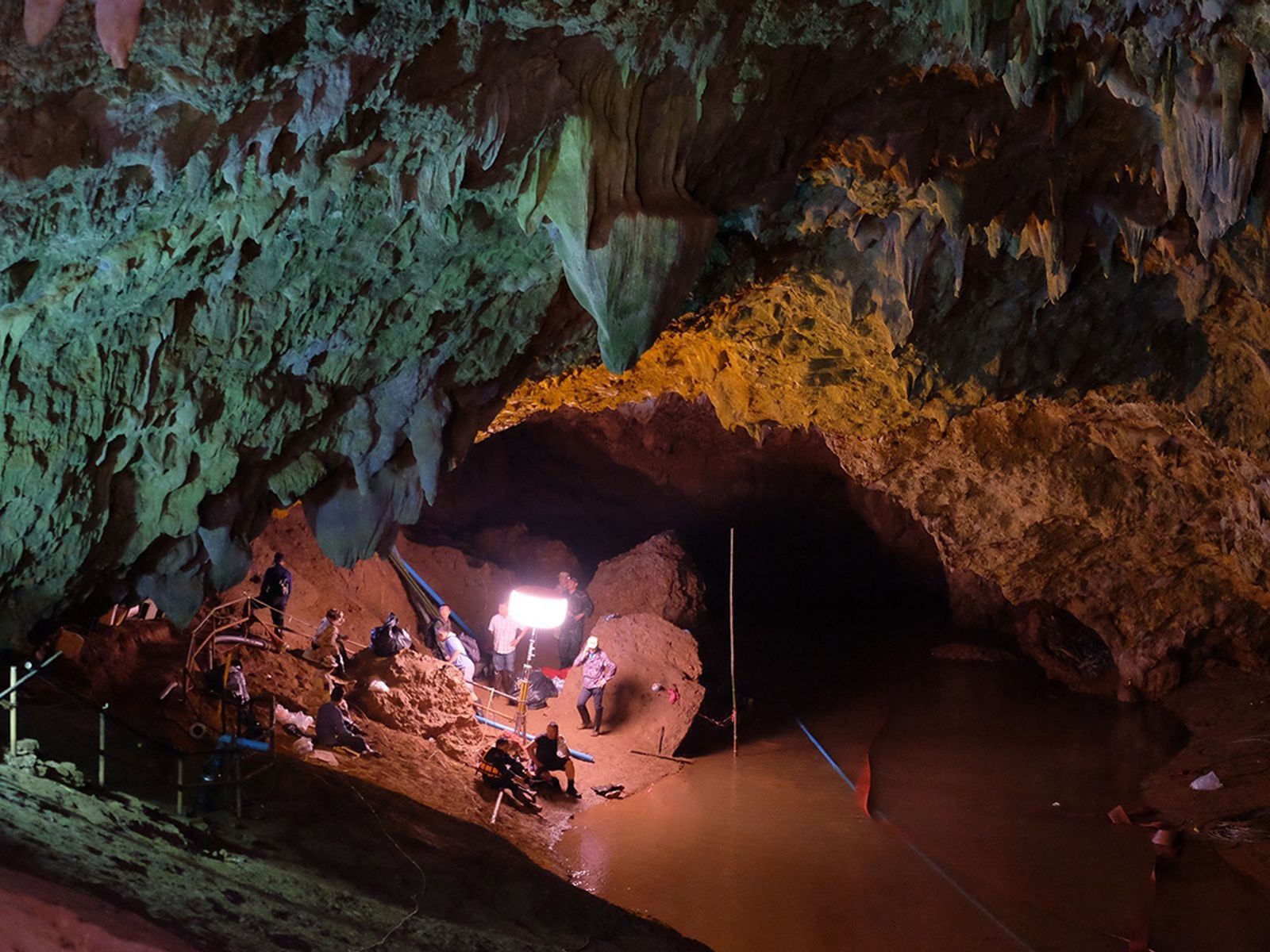 1600x1200 The heroes of the Thai cave rescue