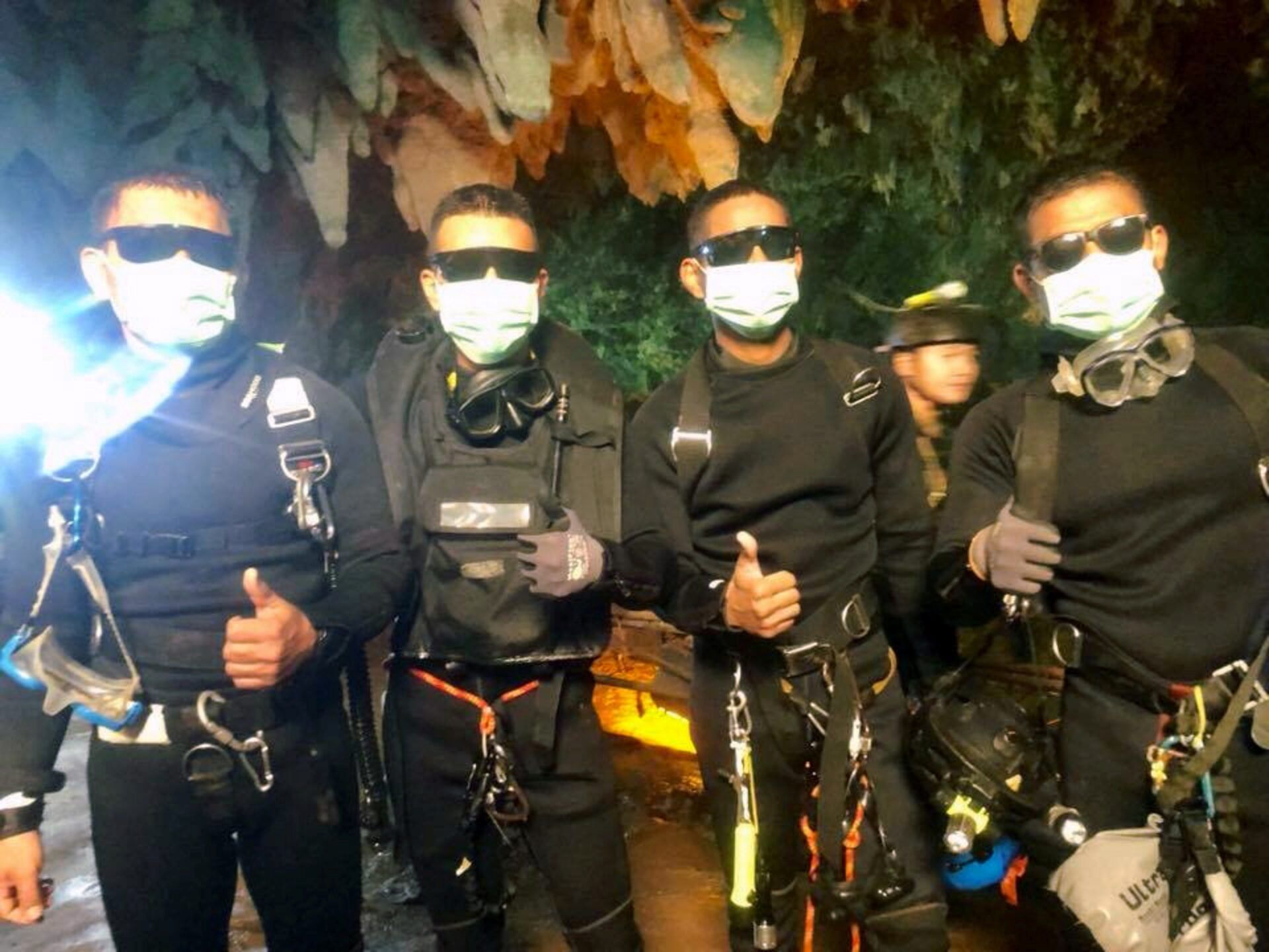 1920x1440 Trapped boys rescued from Thai cave