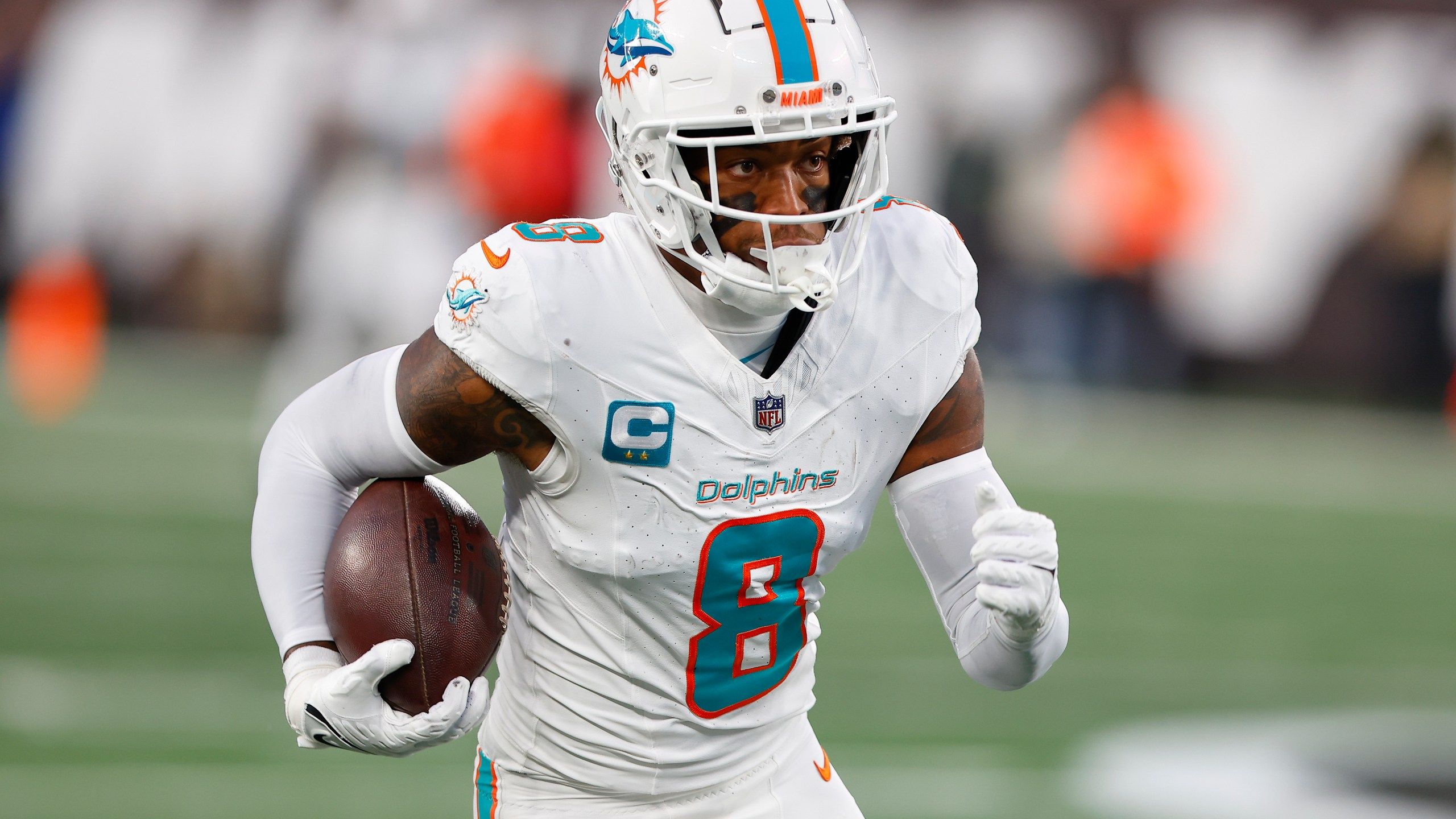 2560x1440 Dolphins' Holland calls MetLife Stadium turf 'trash' after teammate Phillips injures Achilles tendon