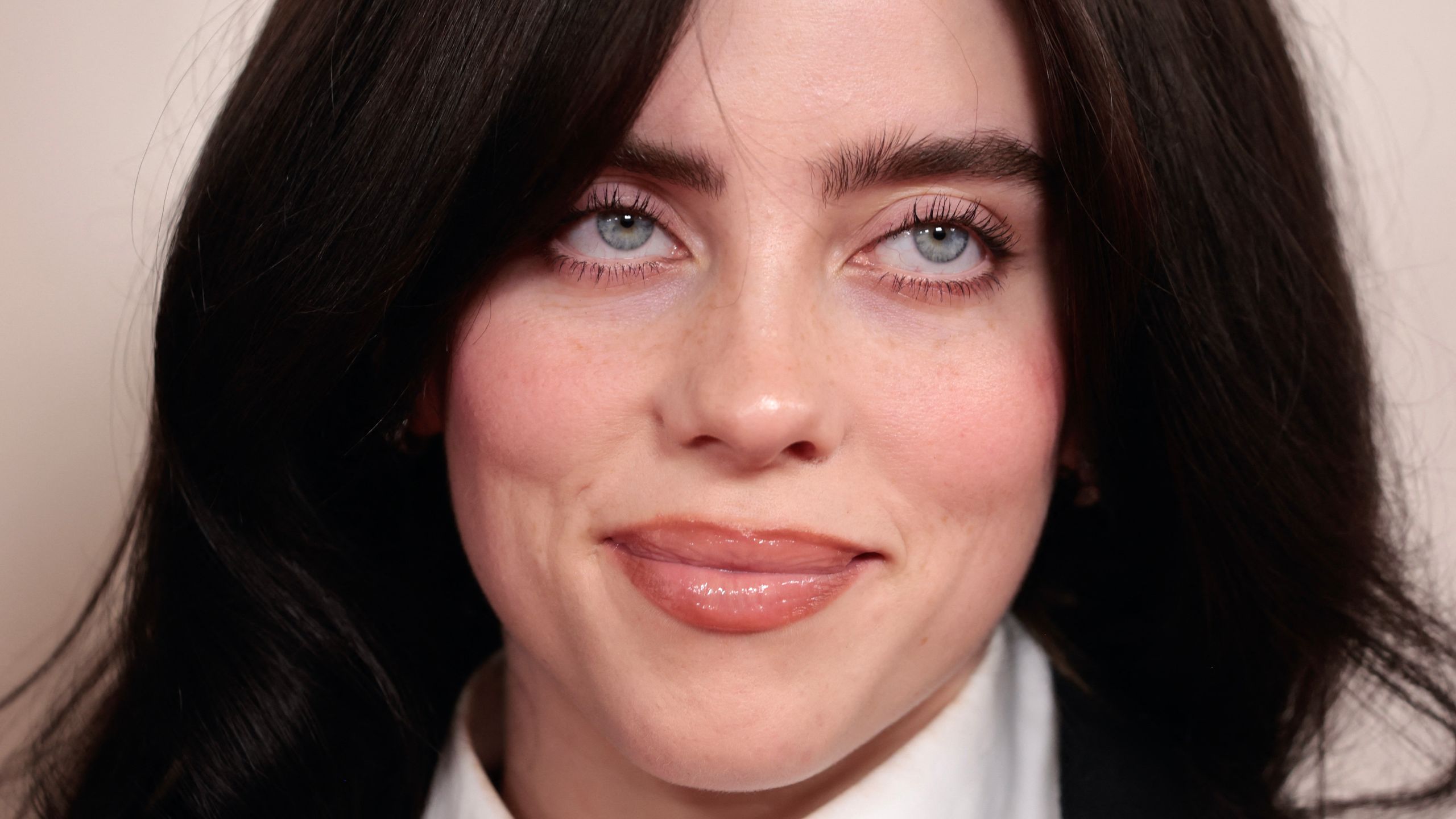 2560x1440 Billie Eilish Wore Her Most Voluminous Hair Ever to the 2024 Oscars