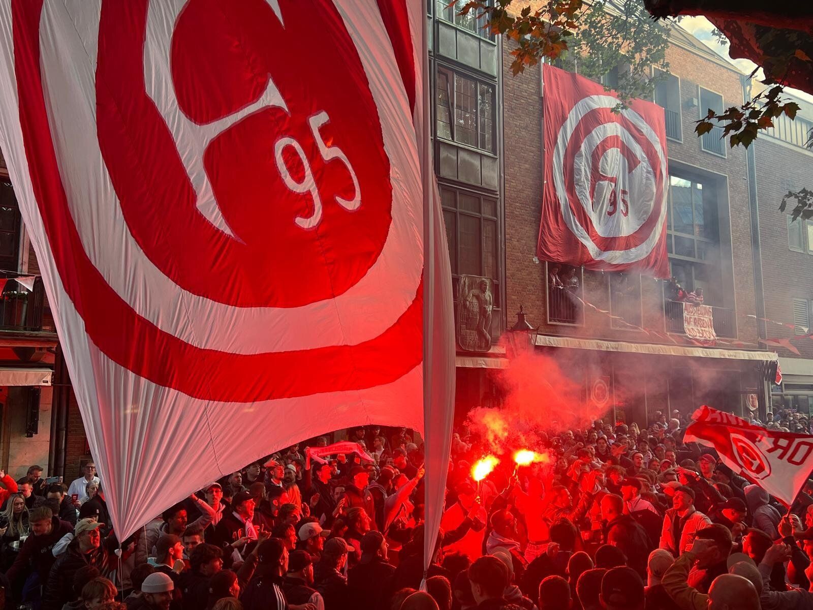 1600x1200 Fortuna Düsseldorf: Verein feier Jubiläum in der Altstadt