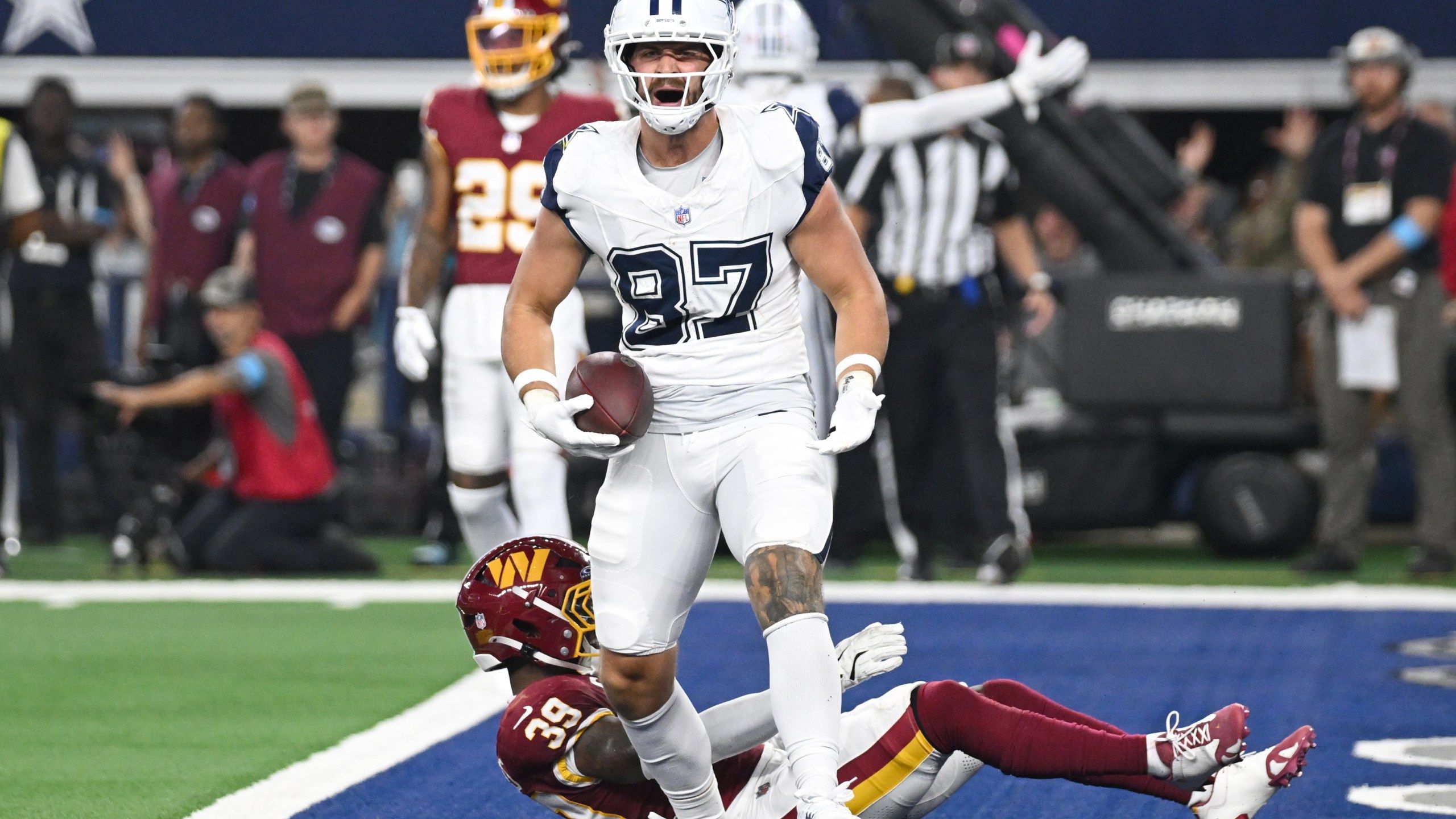 2560x1440 Prescott throws 4 TD passes as Cowboys beat Commanders, who again lose Daniels to dislocated elbow