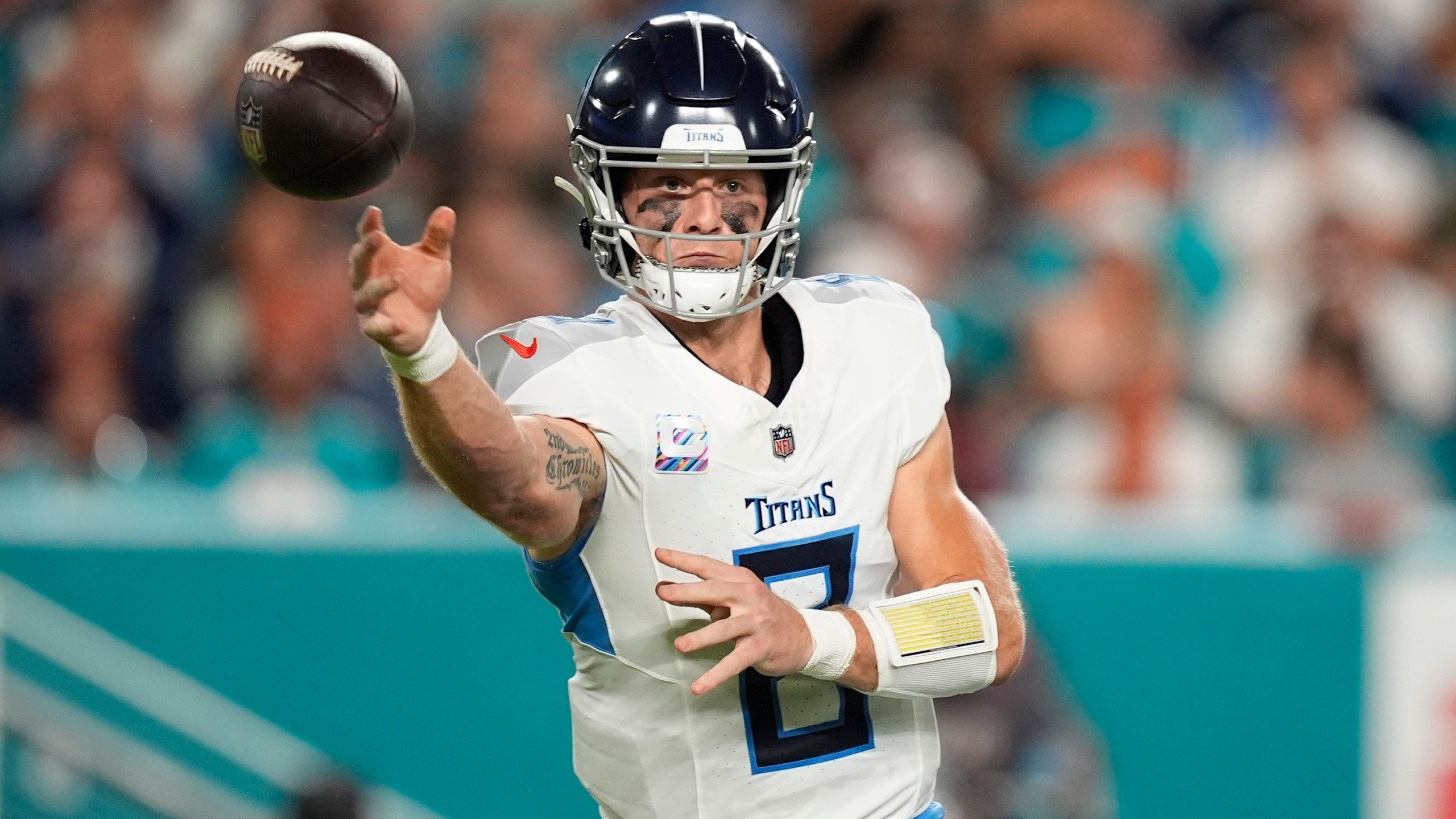 2560x1440 Titans quarterback Will Levis injures shoulder in the 1st quarter against the Dolphins