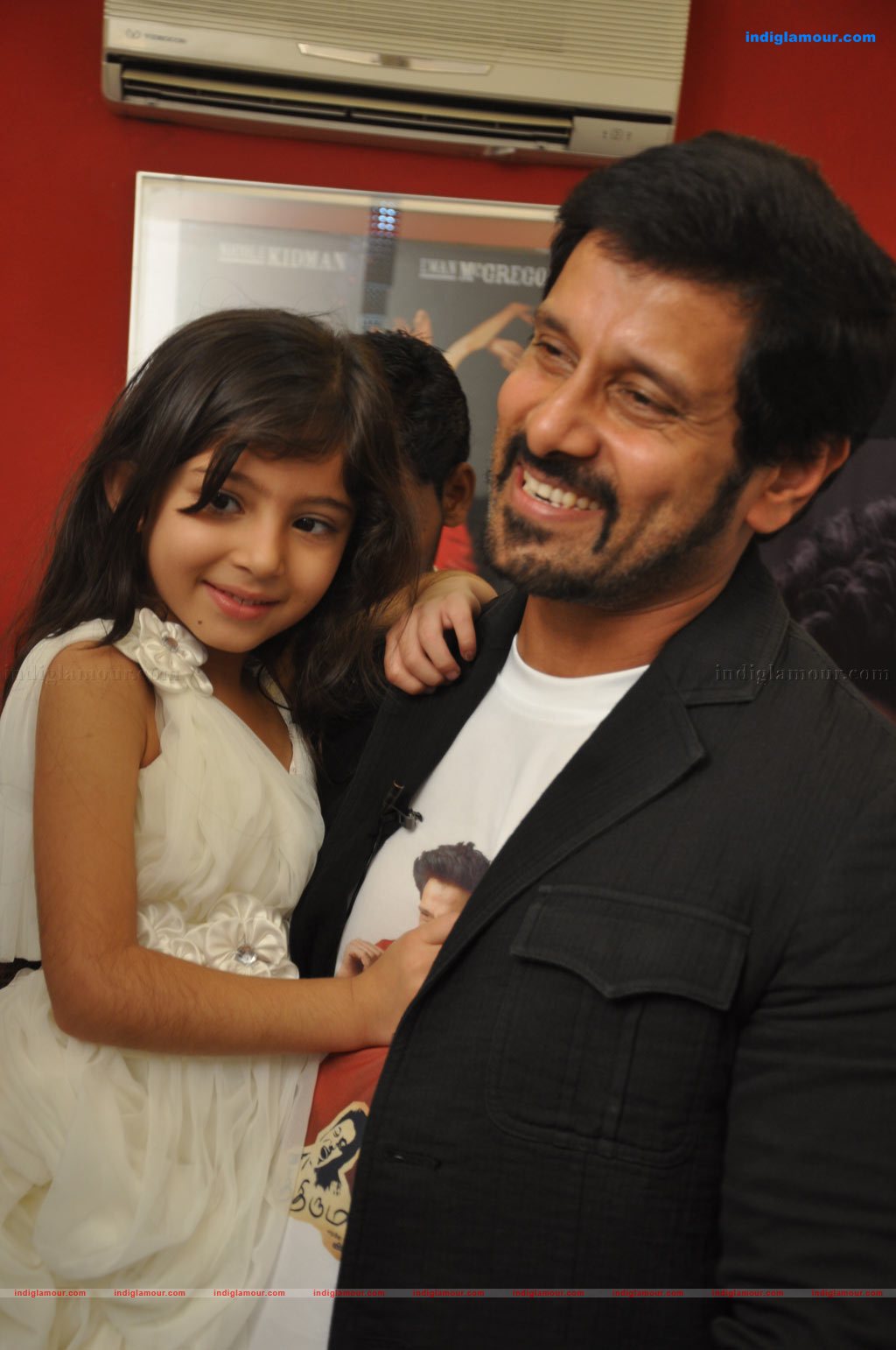 1024x1542 Deiva Thirumagal Press Show Photo HD Photo, Stills