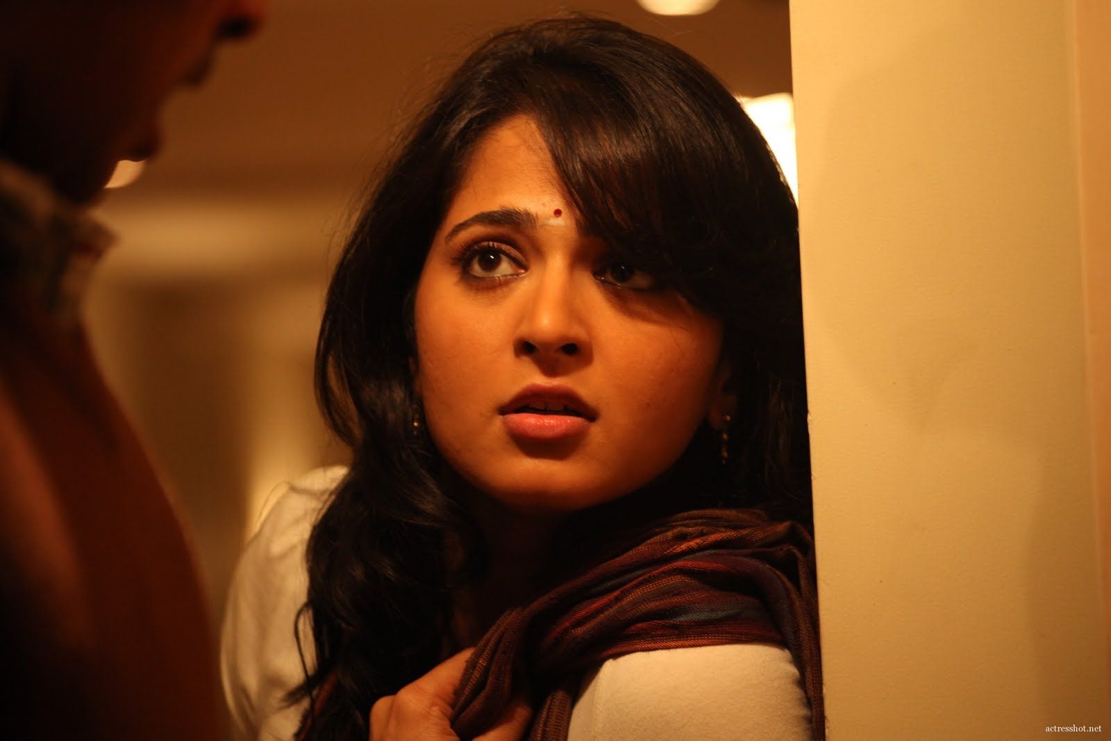1600x1067 Free Picture photography, Download Portrait Gallery: Deiva thirumagal movie stills, Deiva thirumagal actree anushka image for free, Free anushka image on Deiva thirumagan film, Deiva thirumagan movie stills, Vikram image from Deiva thirumagan