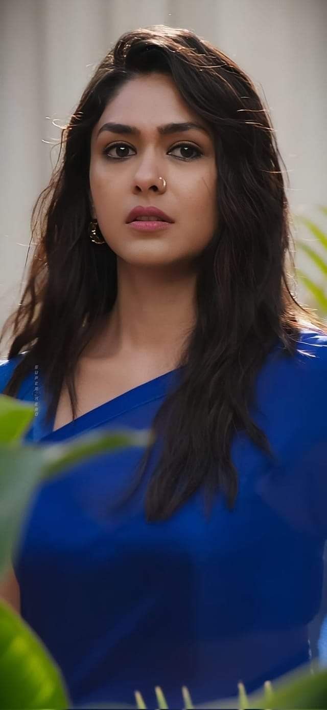 640x1386 Aranmanai - Mrunal thakur in saree, Mrunal thakur HD wallpaper, Minimal glam sleeveless blouse