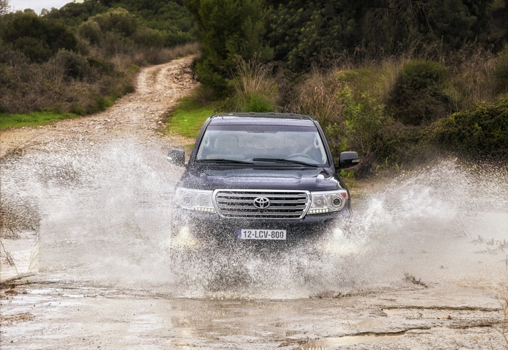 1741x1200 Land Cruiser V8 2012: Design