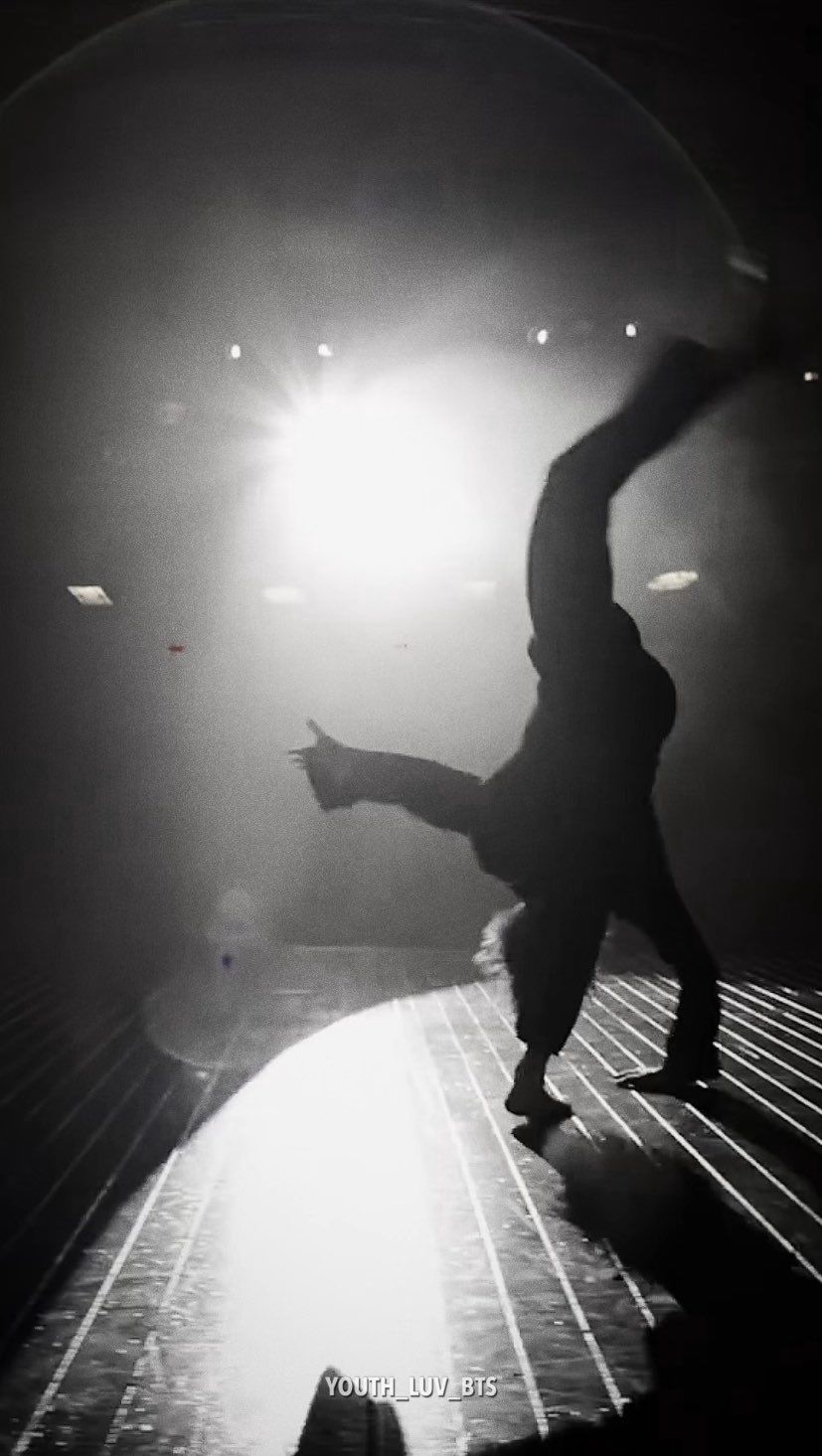 827x1465 Black Swan MV Solo