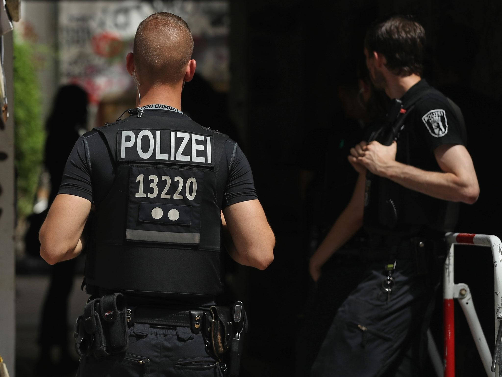 2048x1536 Download German FBI Police Officer Wallpaper