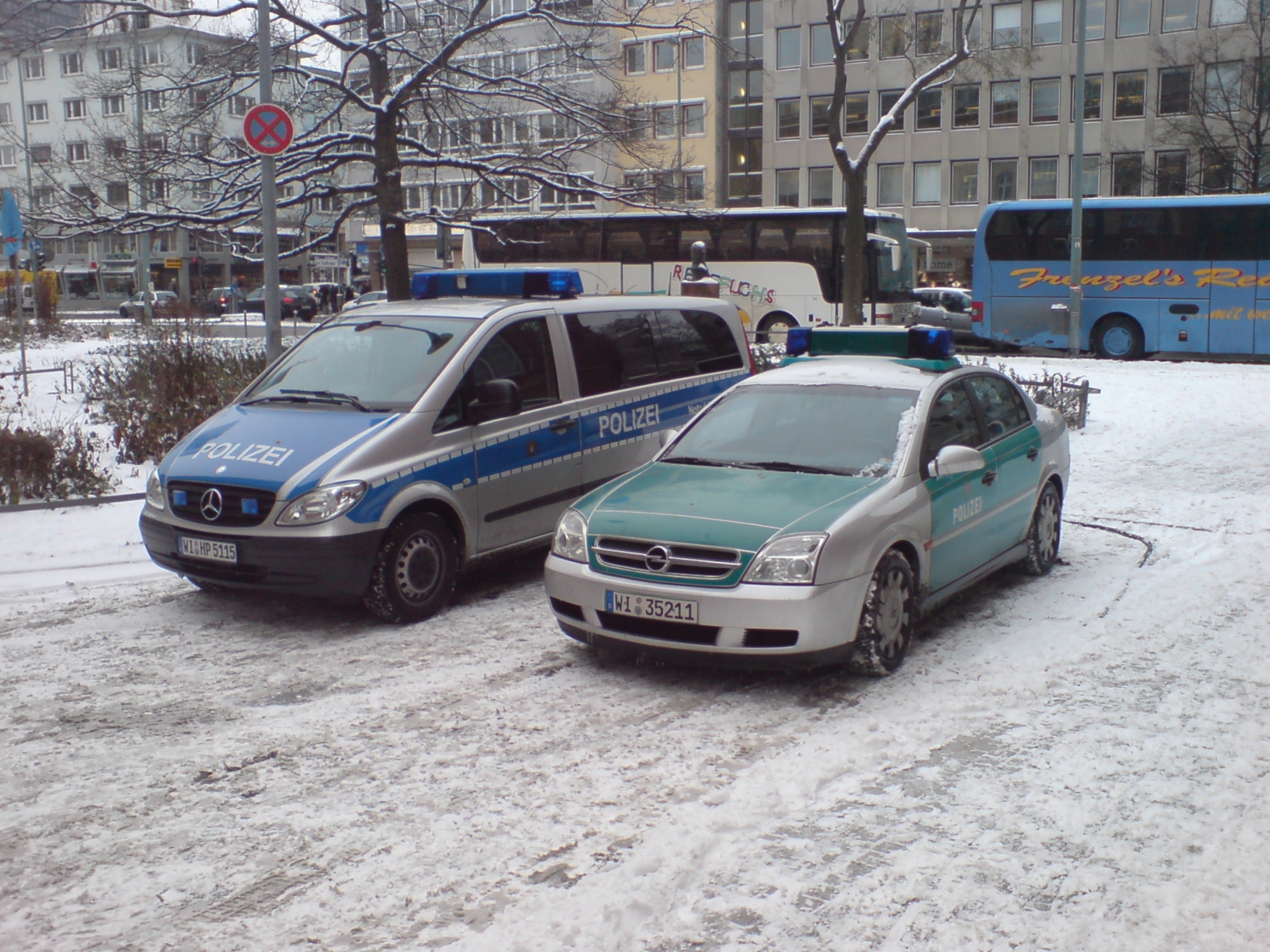 1600x1200 German Police Vehicles In