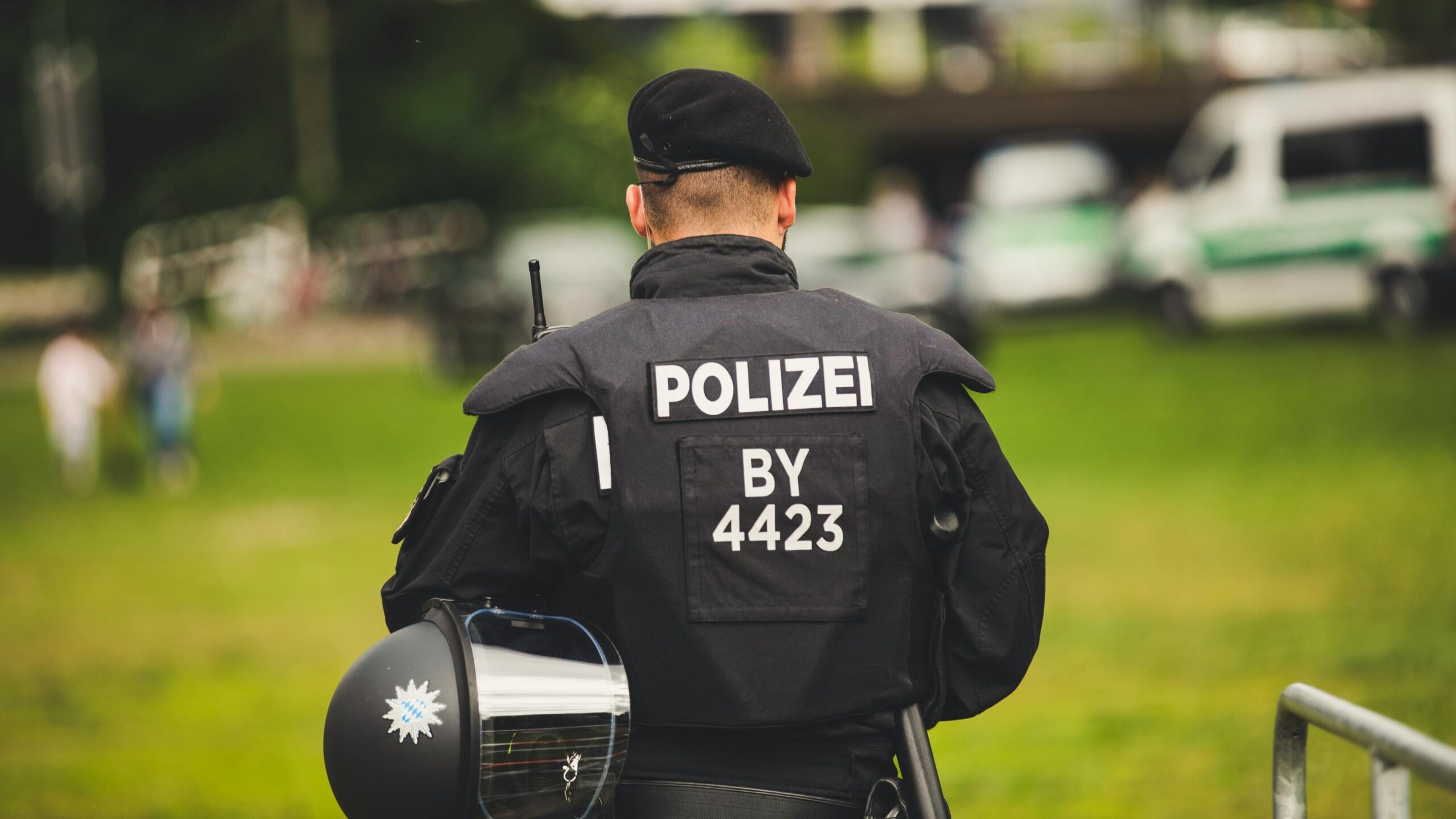 2560x1440 German Police Union's Response to Knife Crime: Equip Officers with First Aid Belt Pouches ━ The European Conservative