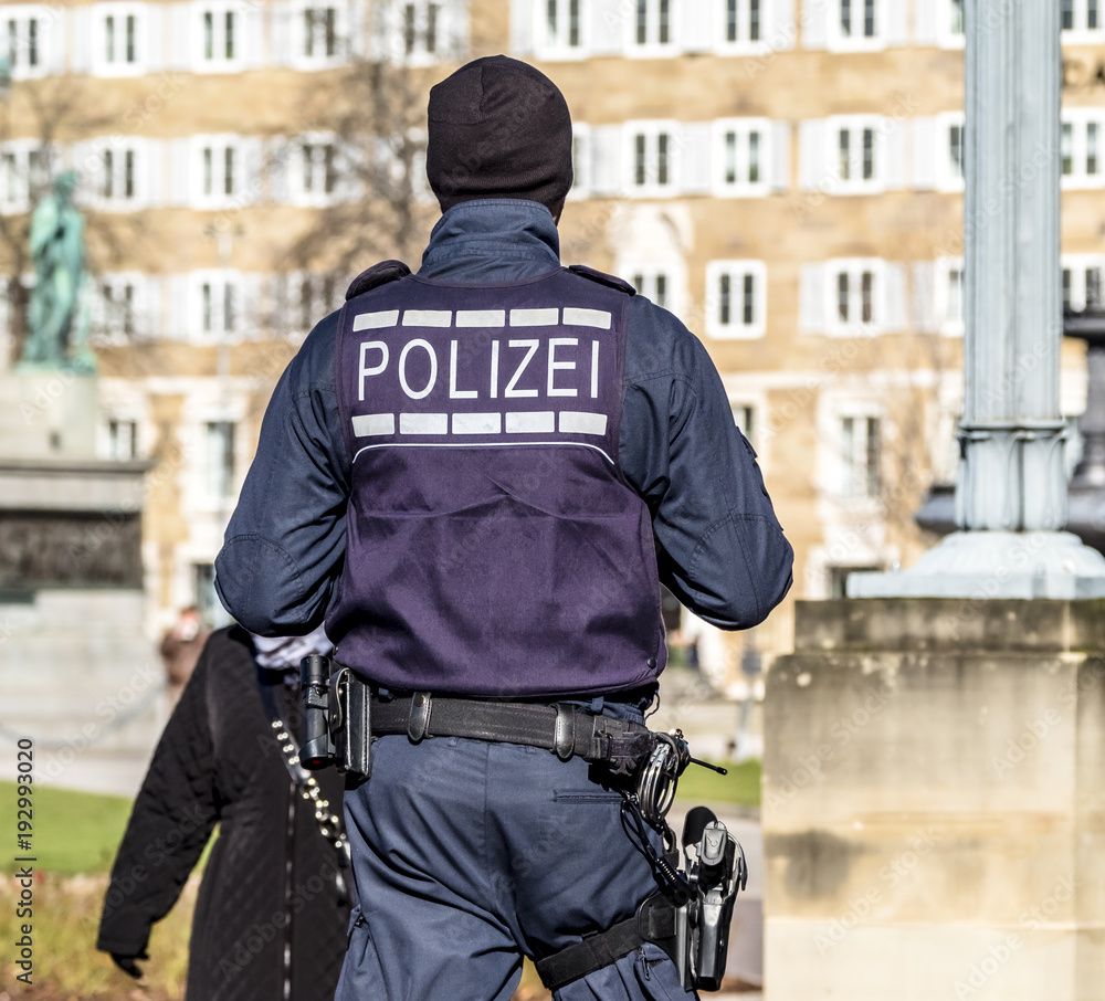 1000x906 German Federal police officer protecting the city