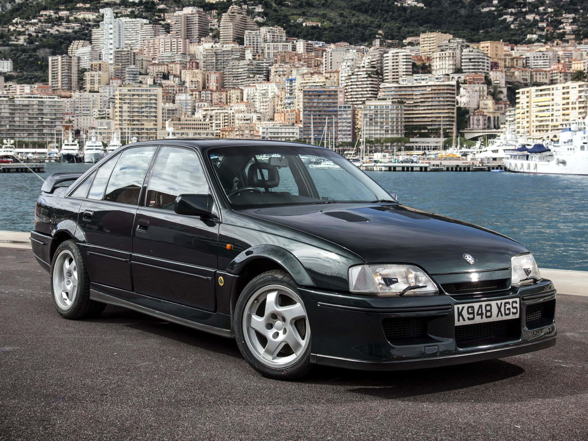 2048x1536 Download Sleek and Elegant Opel Omega Wallpaper