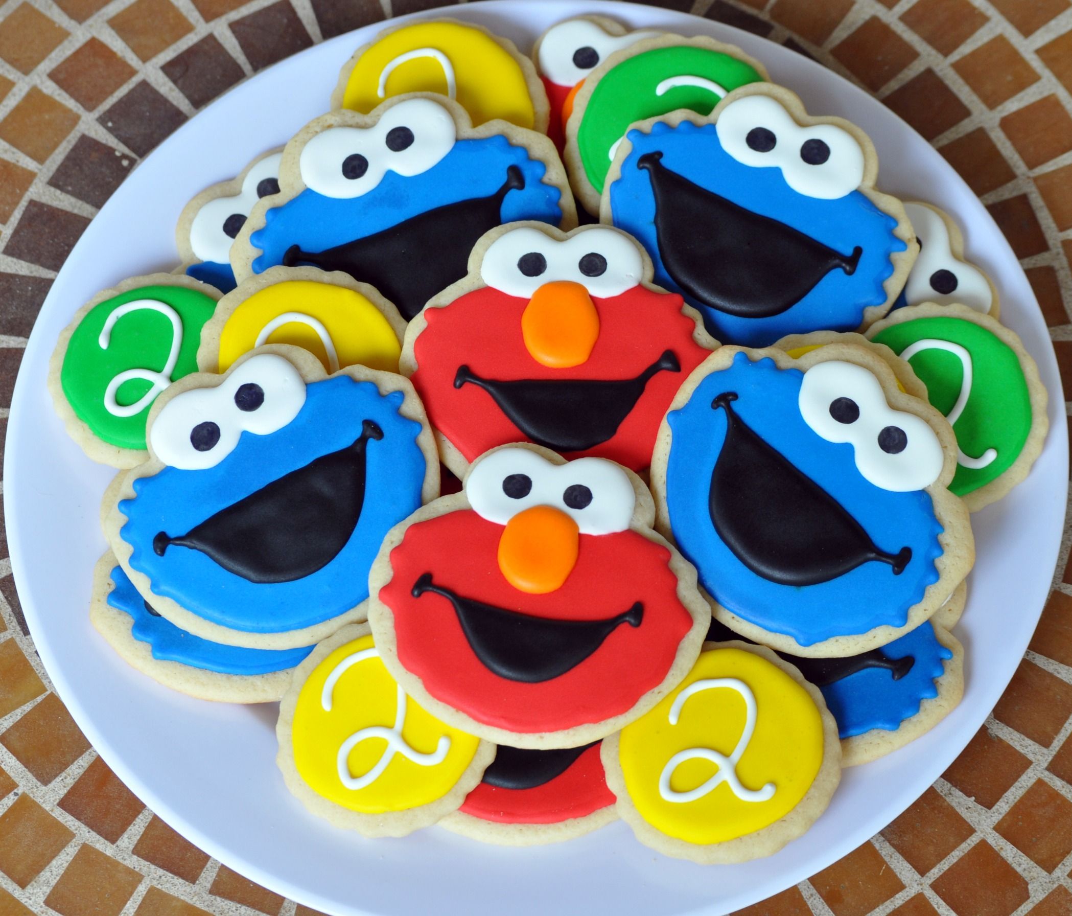 2098x1792 Elmo & Cookie Monster Cookies