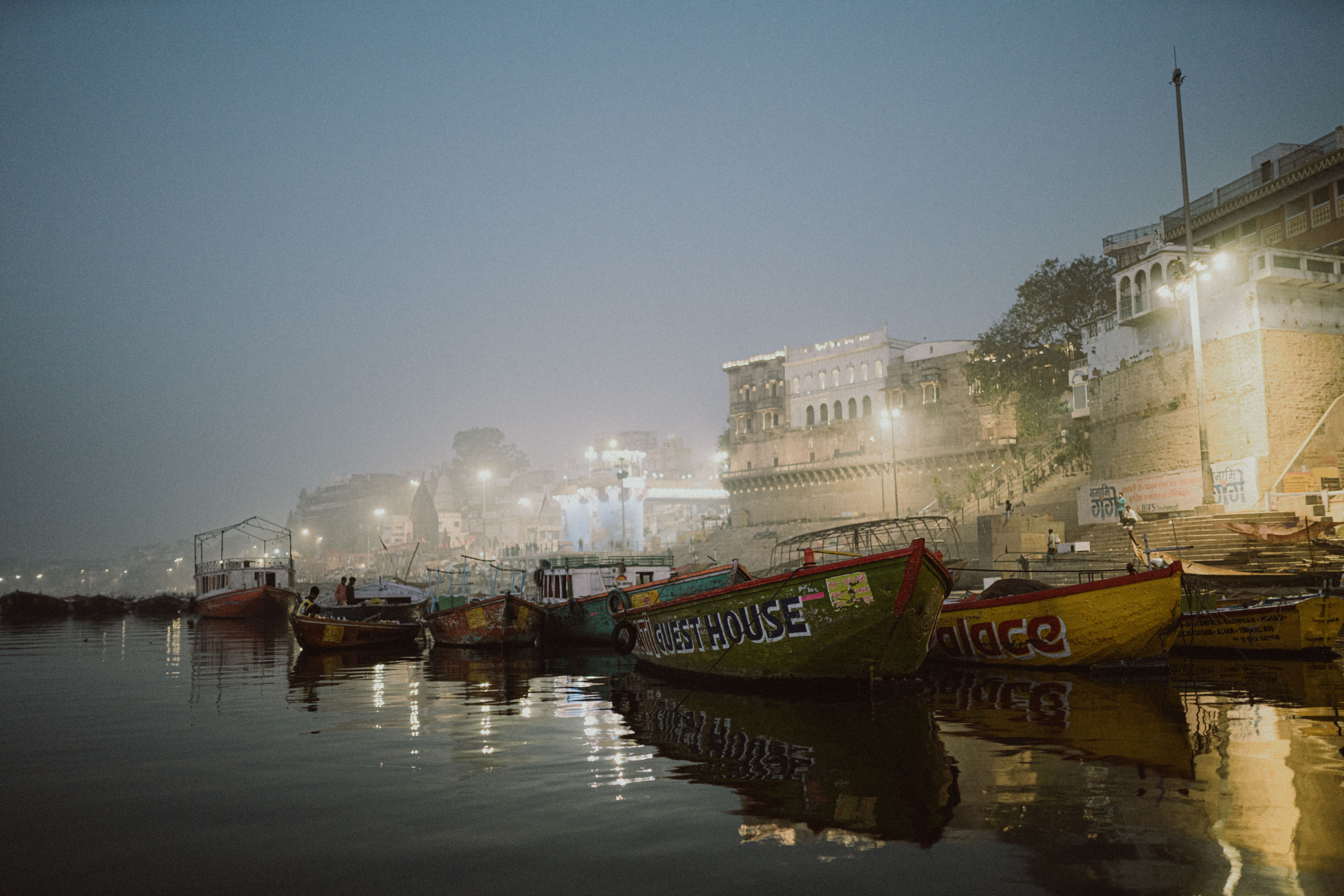 7952x5304 Serene Evening at Varanasi Ghats · Free