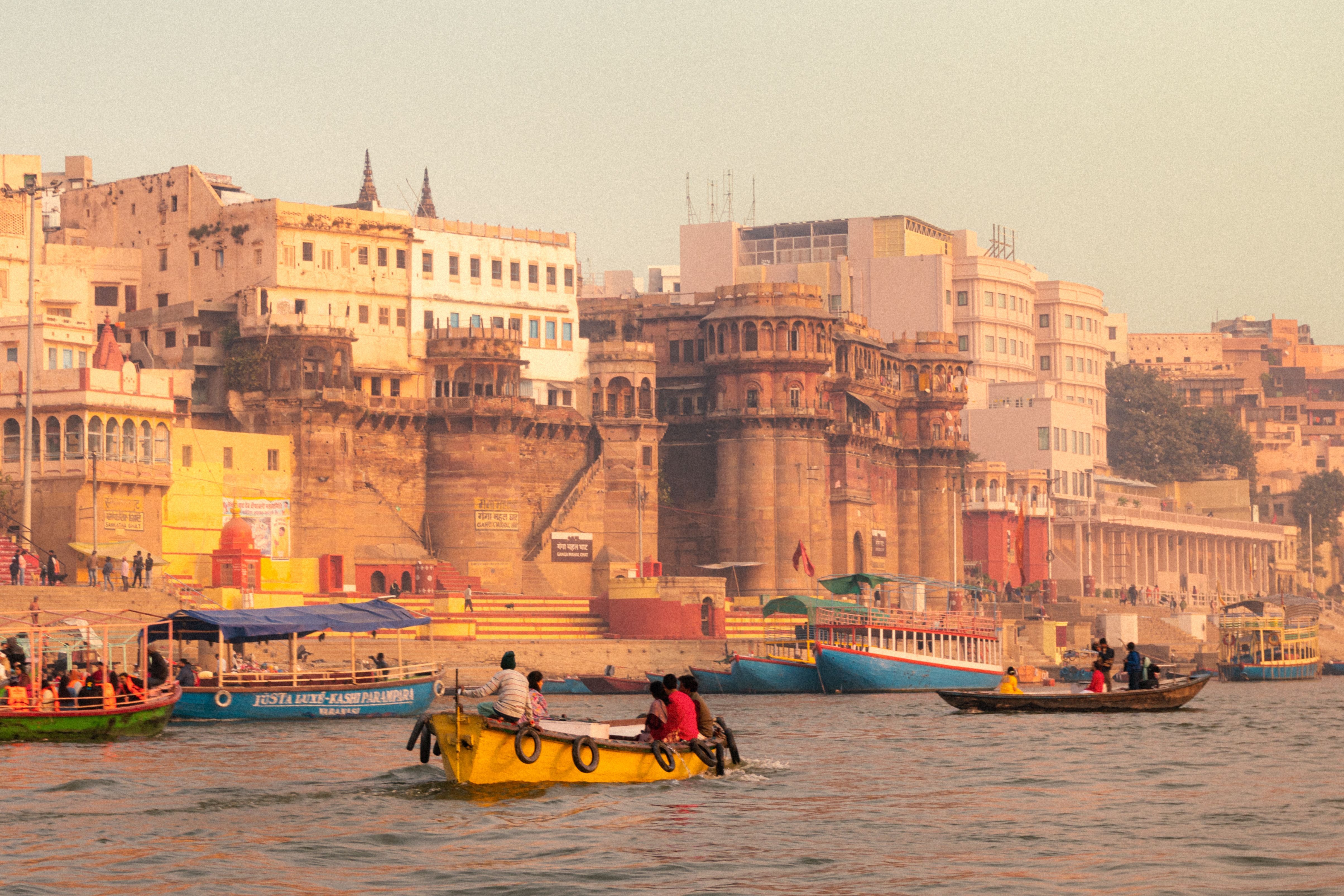 4816x3211 Scenic View of Varanasi Ghats on a Sunny Day · Free