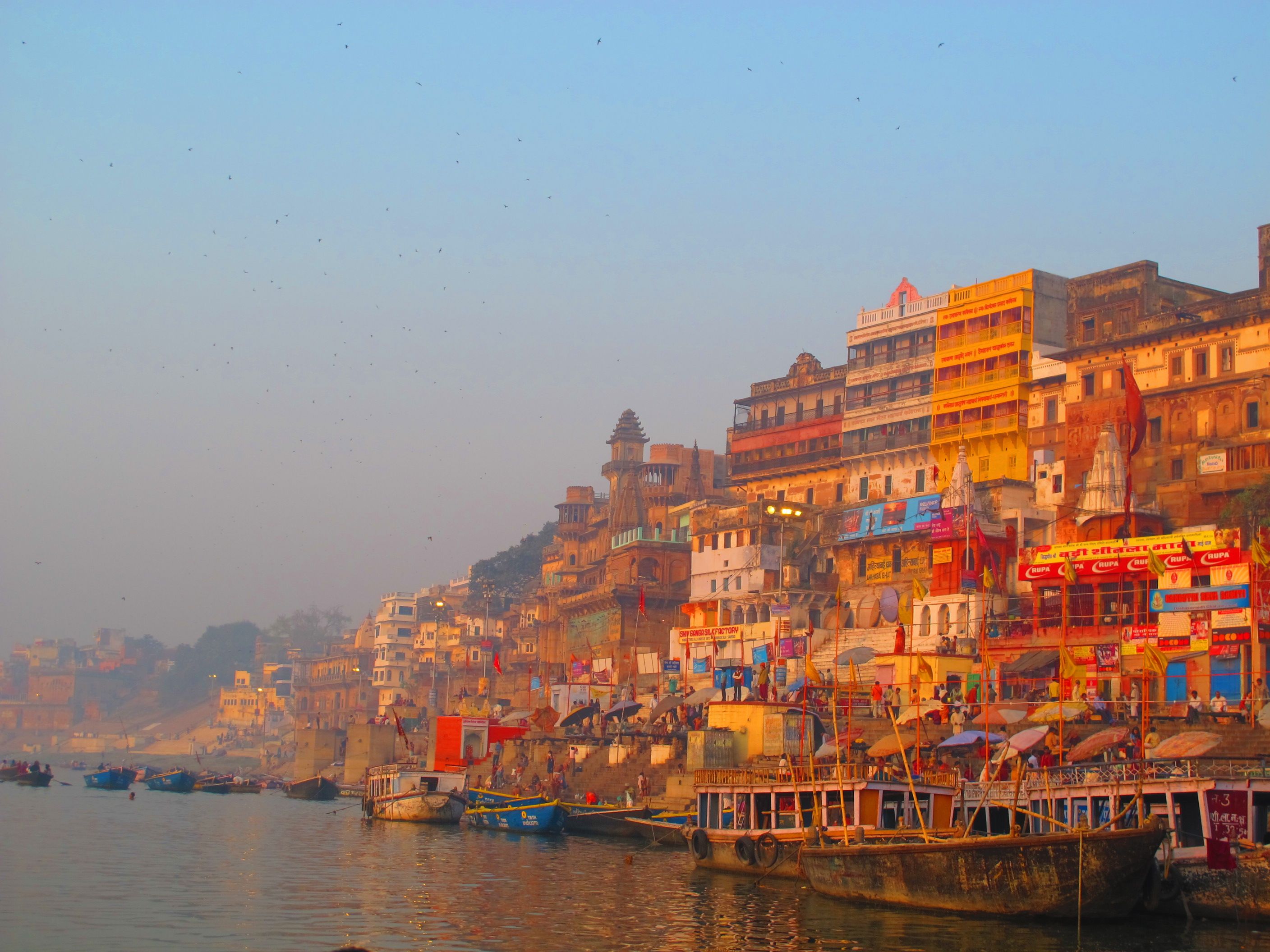 2816x2112 The Colours Of Varanasi Battered Suitcase
