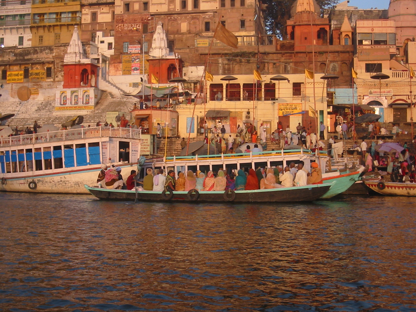 1600x1200 Dashashwamedha ghat on the Ganga