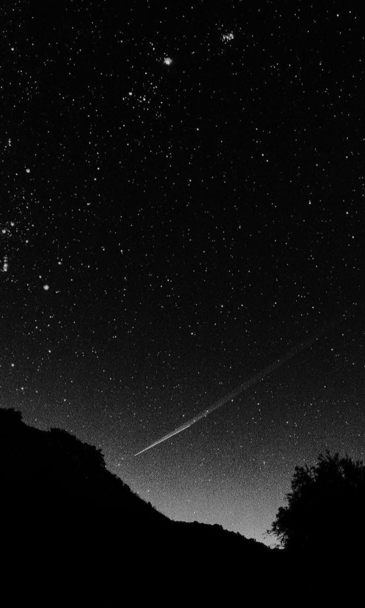 720x1198 Explore the Main Stars in the Night Sky. Black night wallpaper, Black sky wallpaper, Black shooting star wallpaper