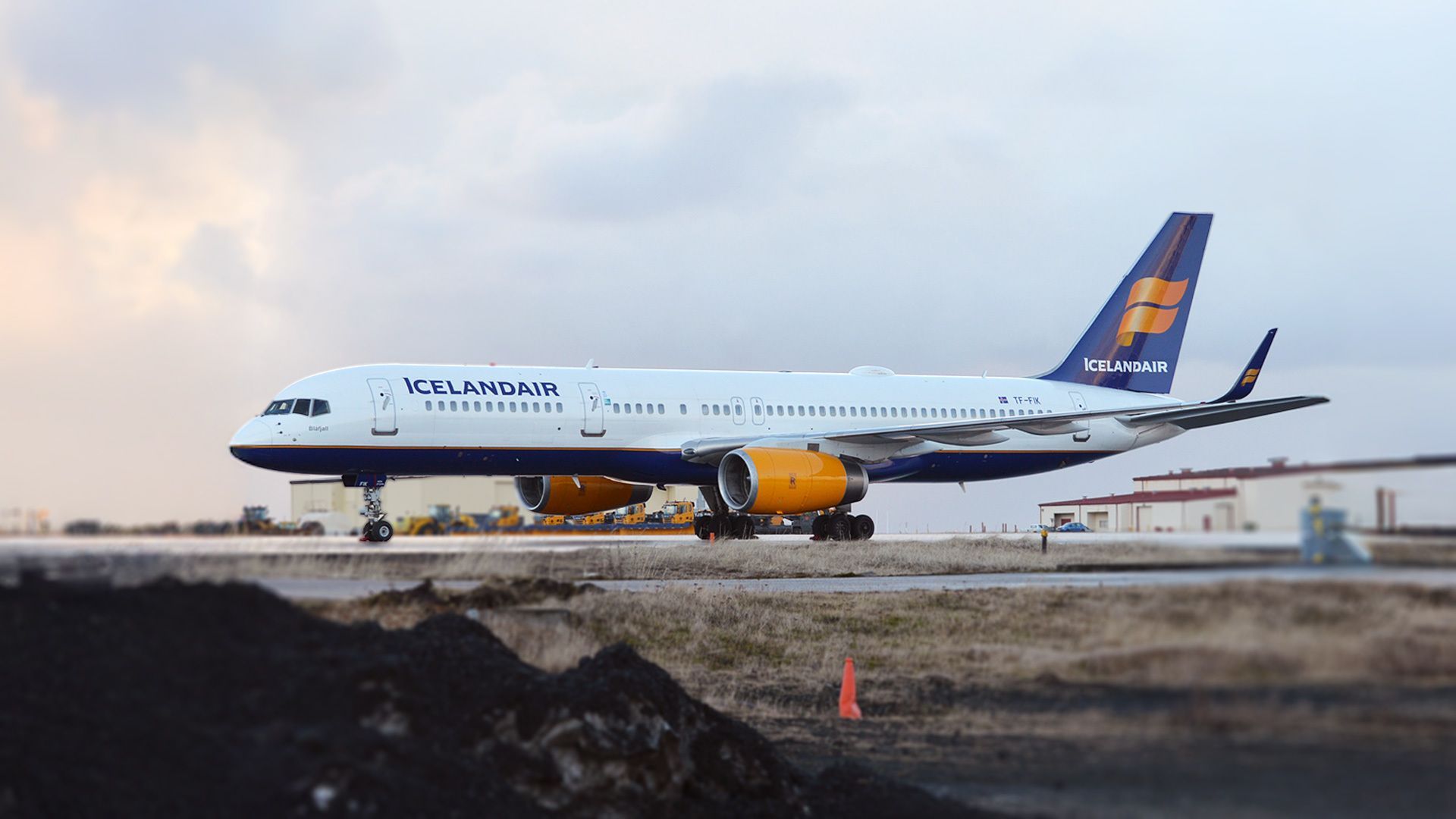 1920x1080 Veteran Icelandair Captain Behind Viral Low Boeing 757 Flyover Loses License For 2 Years