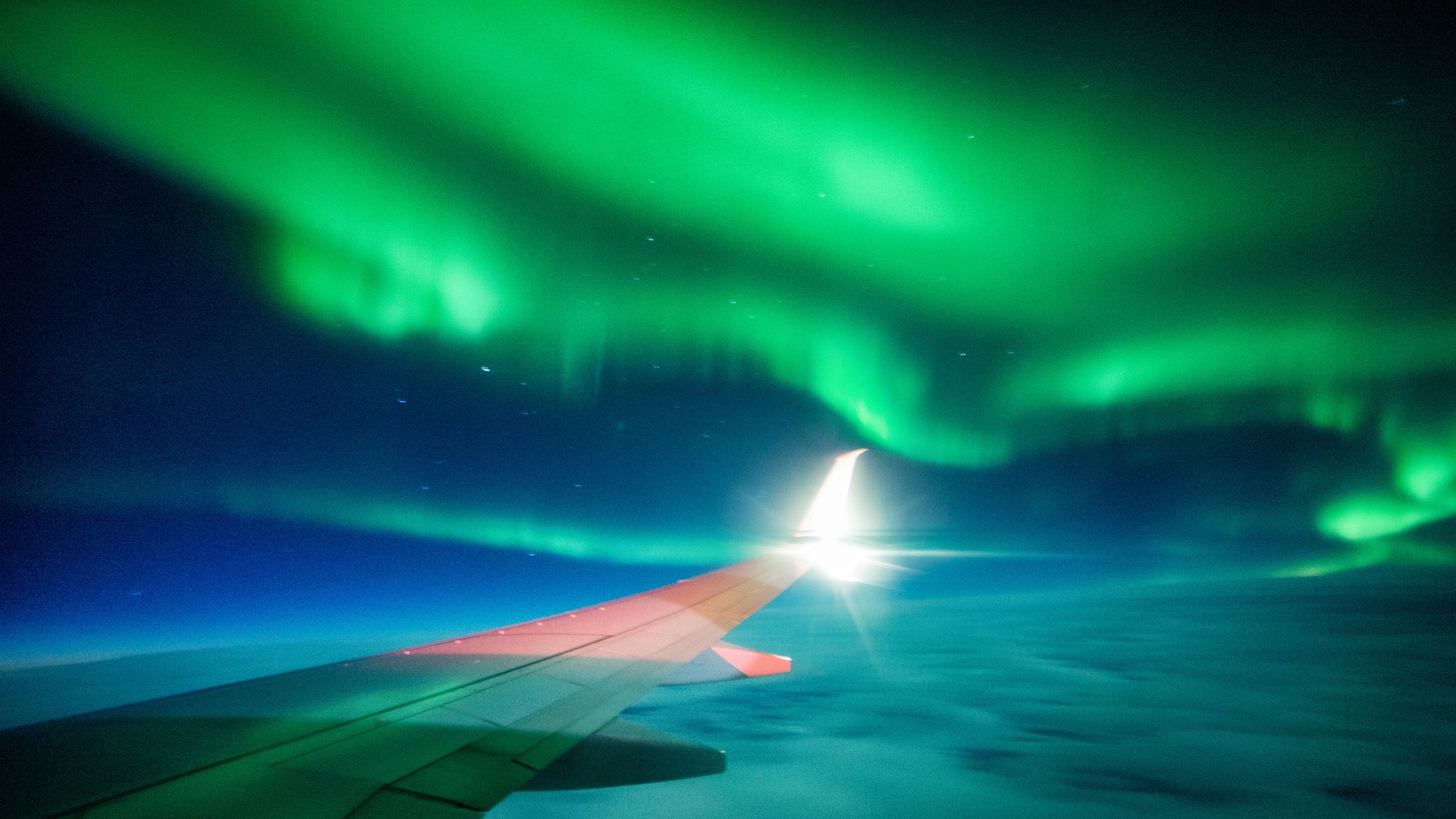 2560x1440 How to see the northern lights when you fly, according to an Icelandair pilot