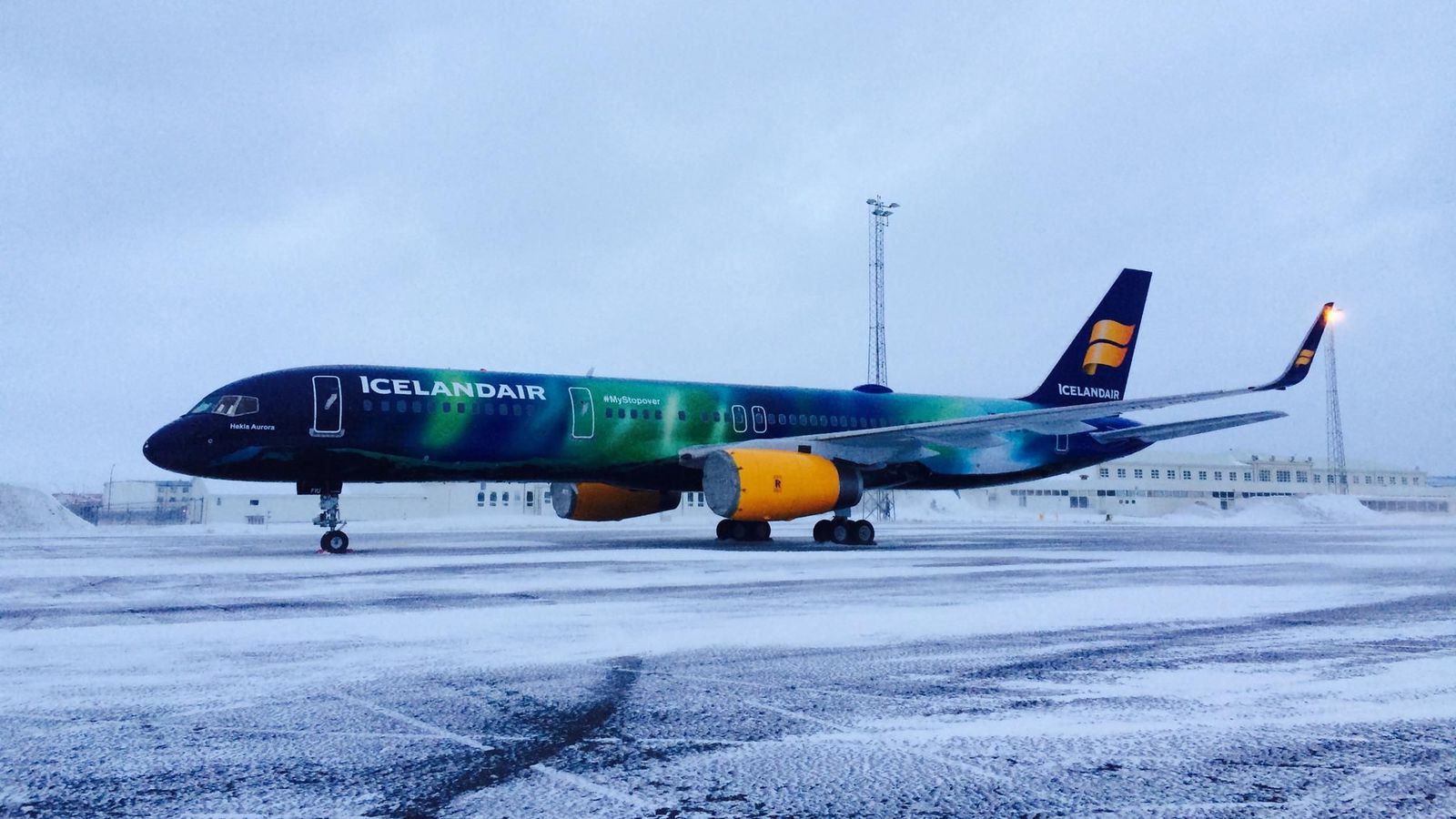 1600x900 Icelandair plane decorated with northern lightsísir