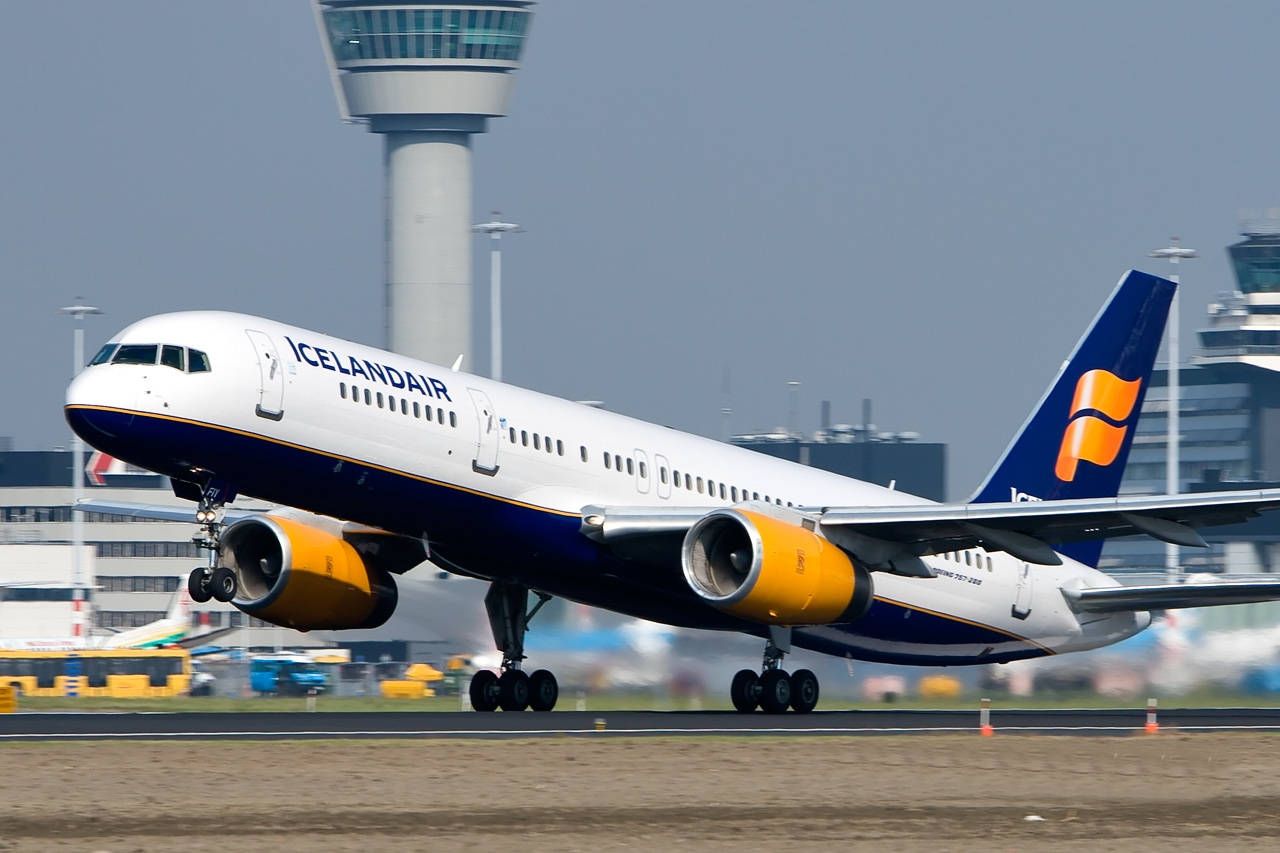1280x853 Download Icelandair Airplane Takes to the Skies Wallpaper