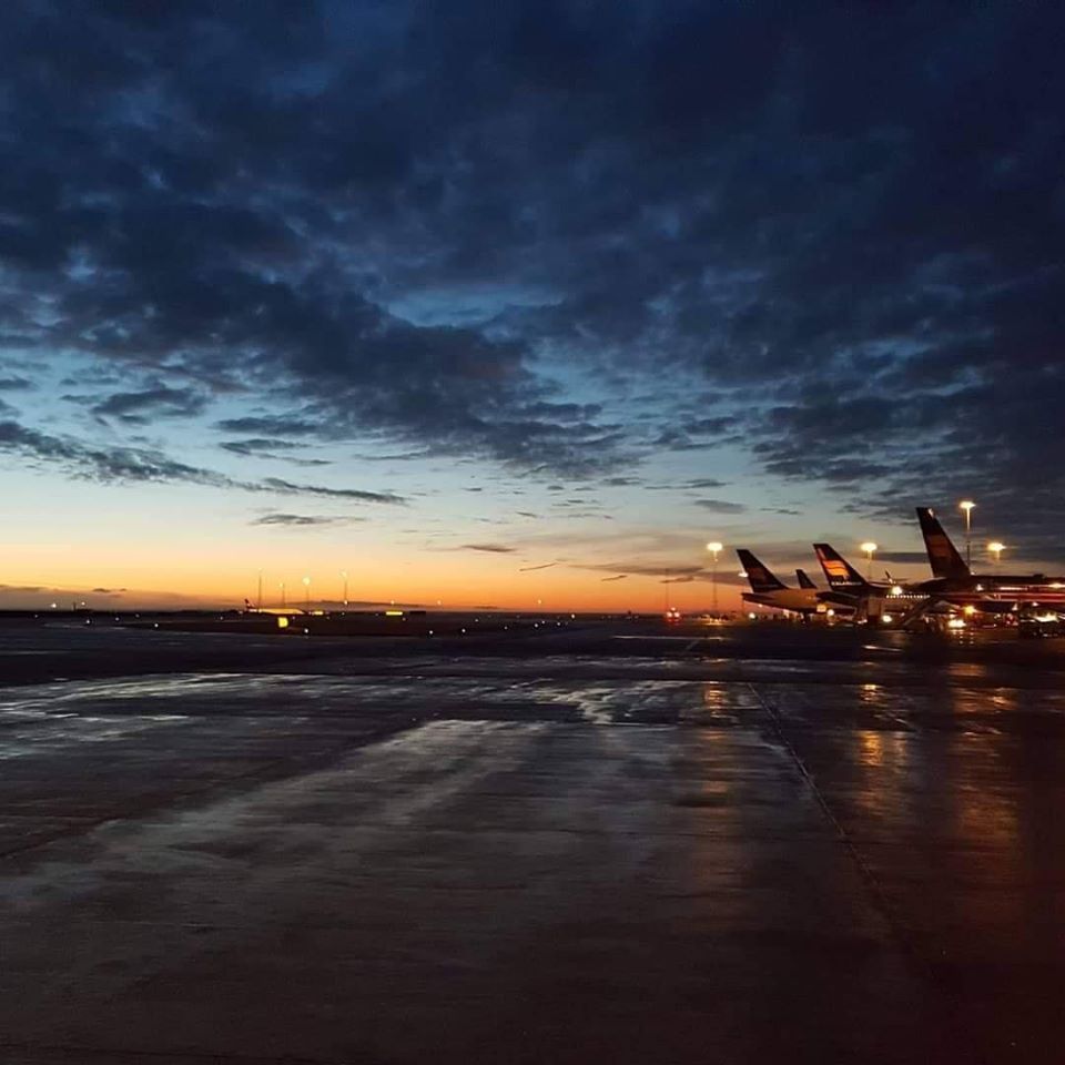 960x960 Spectacular sunset in Keflavík (BIKF) and a row of Icelandair tails // Source: Łukasz Bednarski