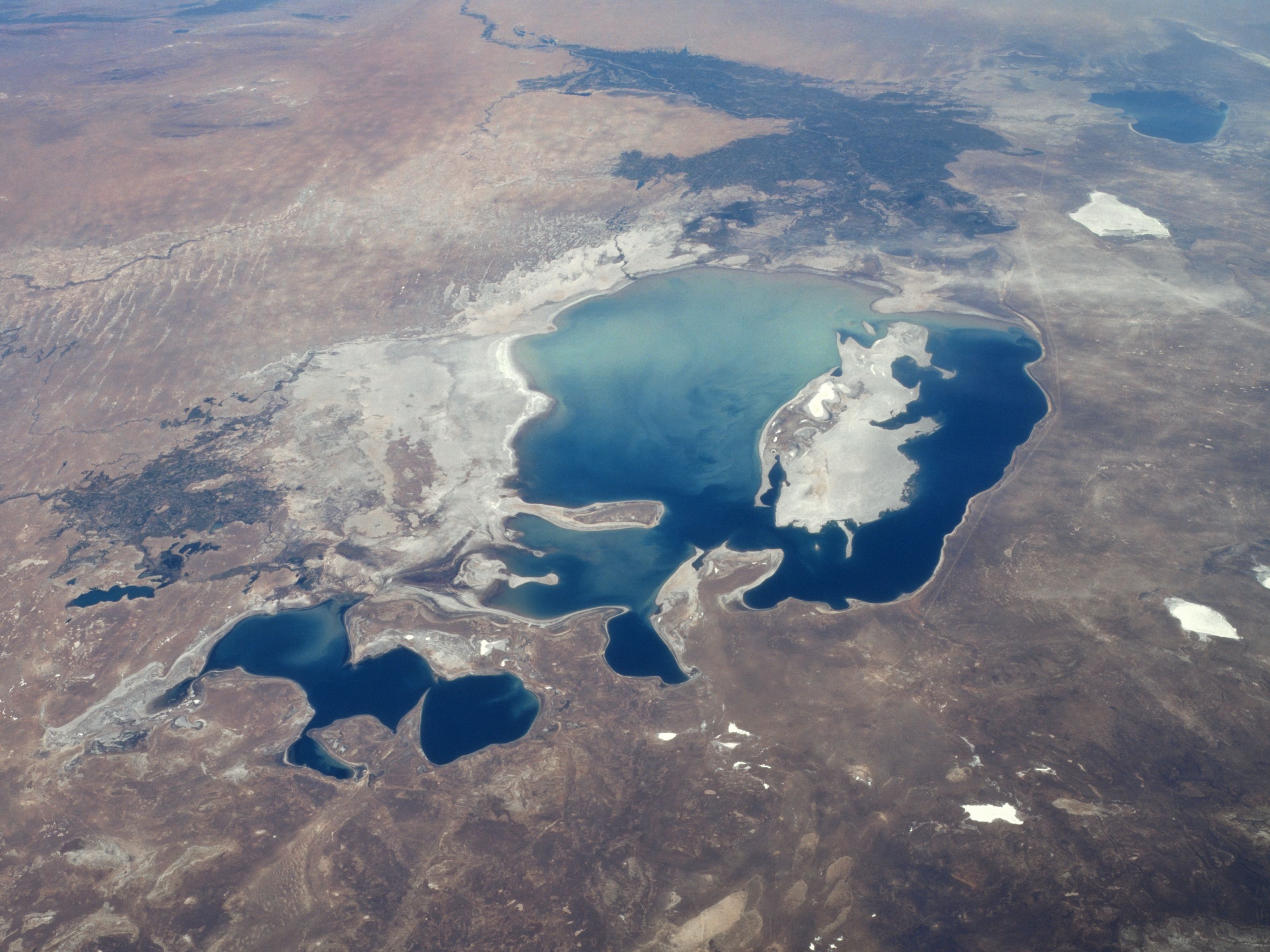 3200x2400 Aral Sea 1997 from STS