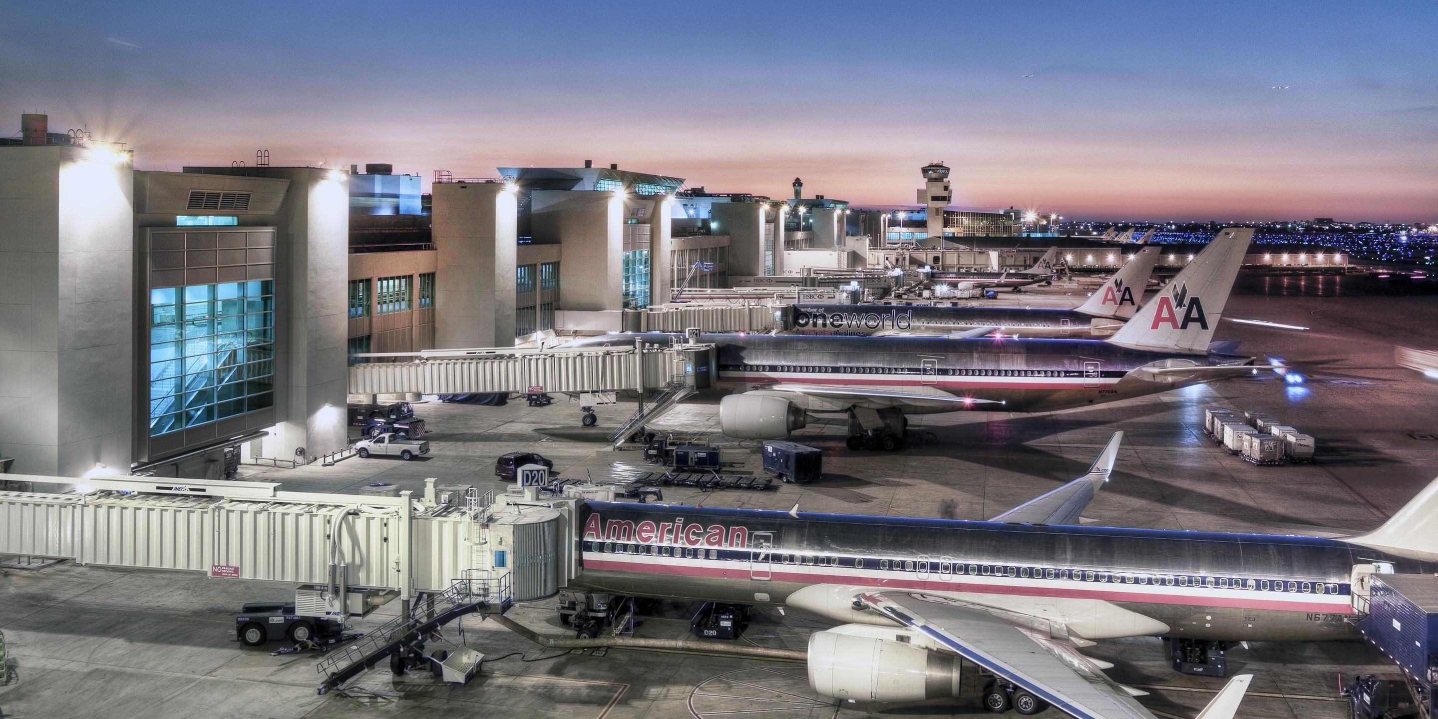 2880x1440 Miami International Airport Wallpaper