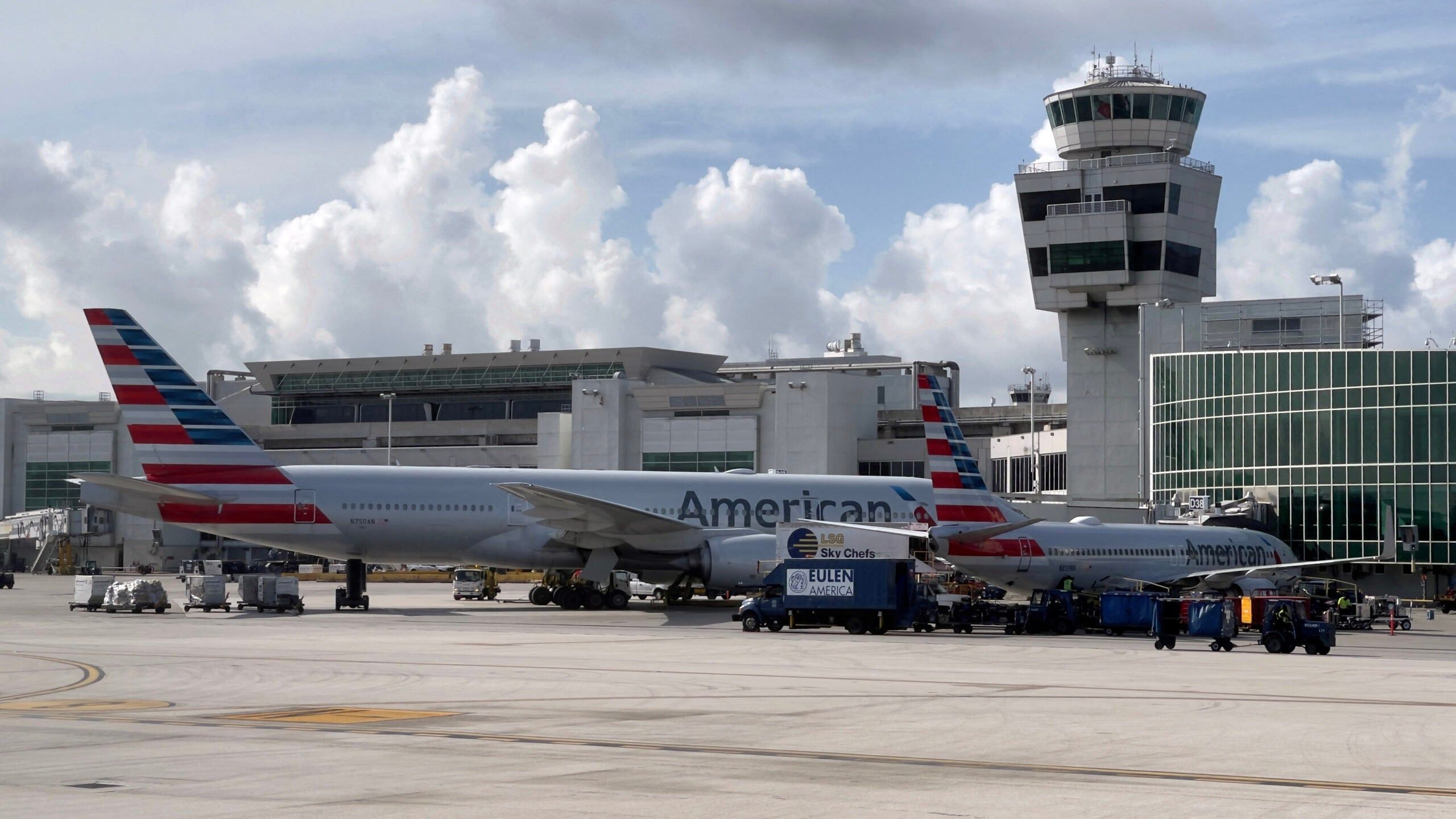 2560x1440 Miami International Airport Wallpaper