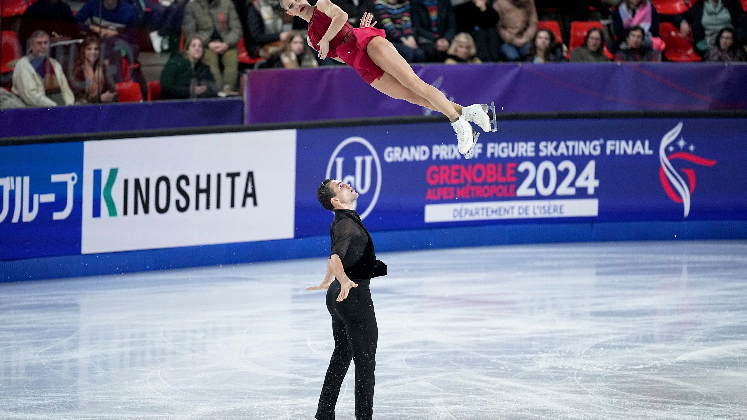 2560x1440 Amber Glenn takes the lead in Grand Prix Final figure skating after Kaori Sakamoto falls