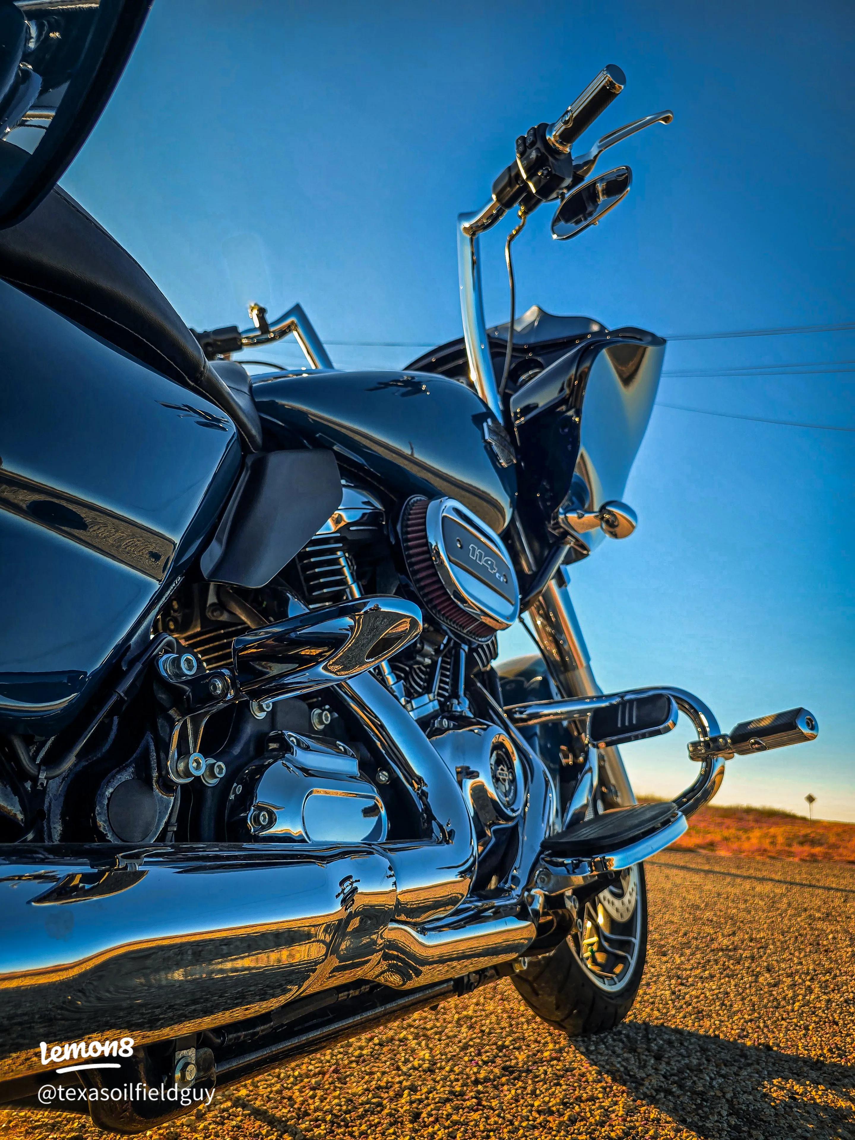 2880x3840 Epic Harley Road Glide Wallpaper for Your iPhone!