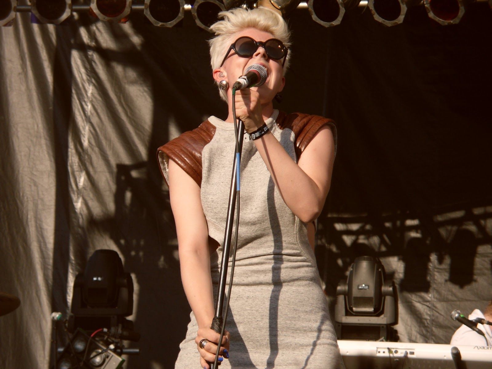 1600x1200 Ladyfairy's closet: Robyn
