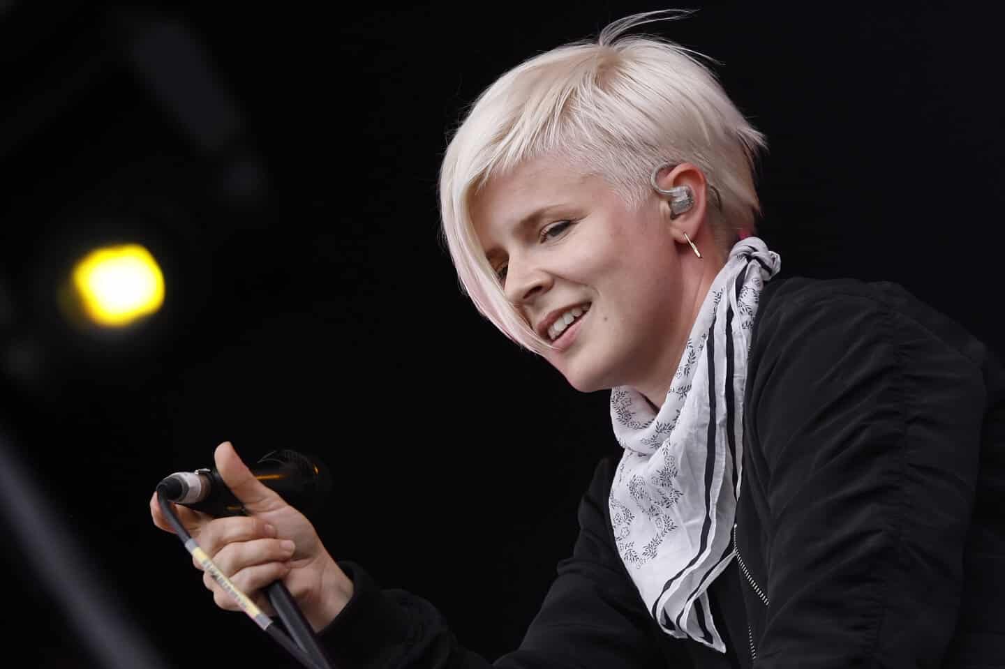 1440x959 Svensk popstjerne overrasker offentligheden med etårig søn
