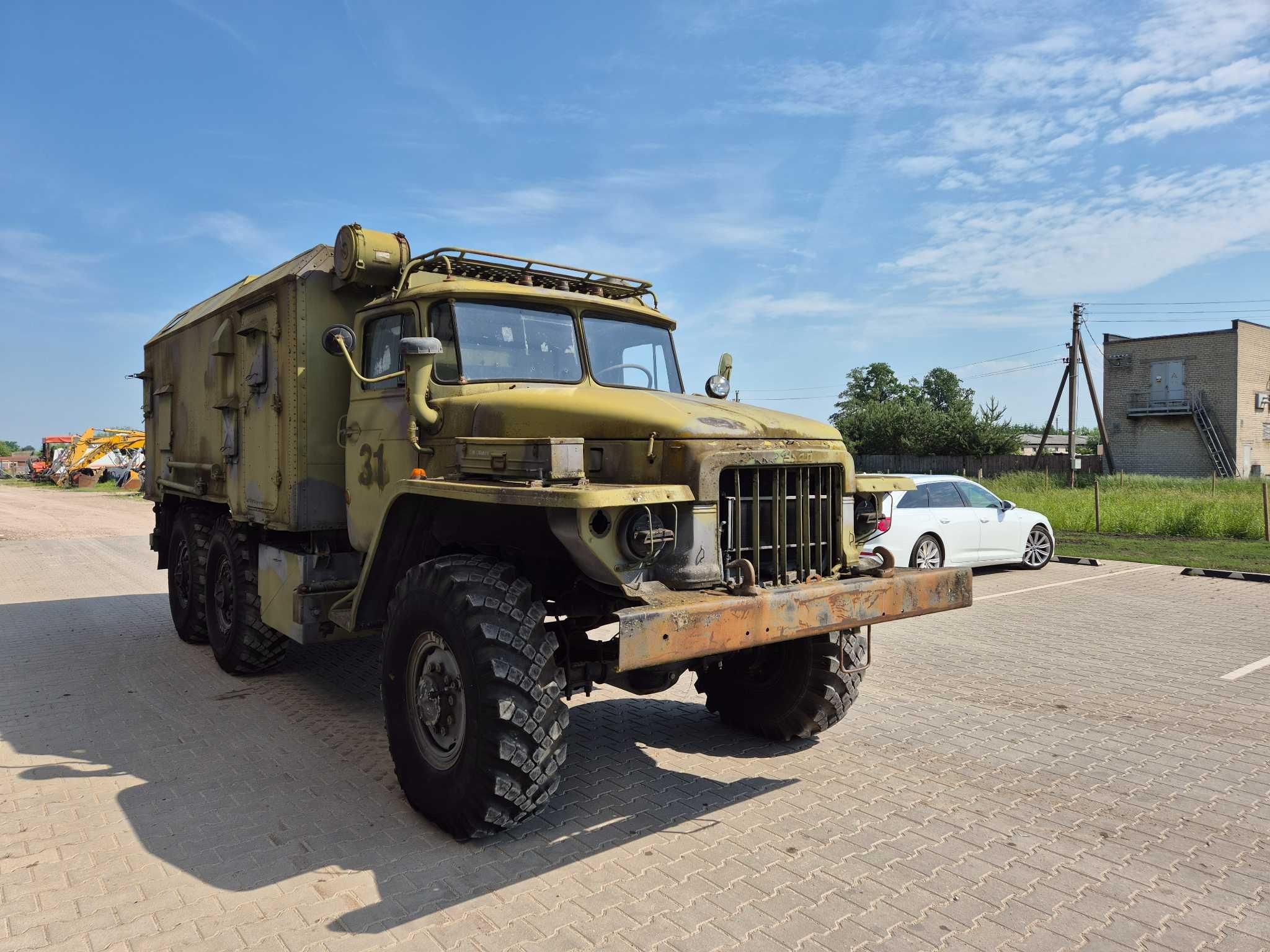 2048x1536 URAL 375 box truck