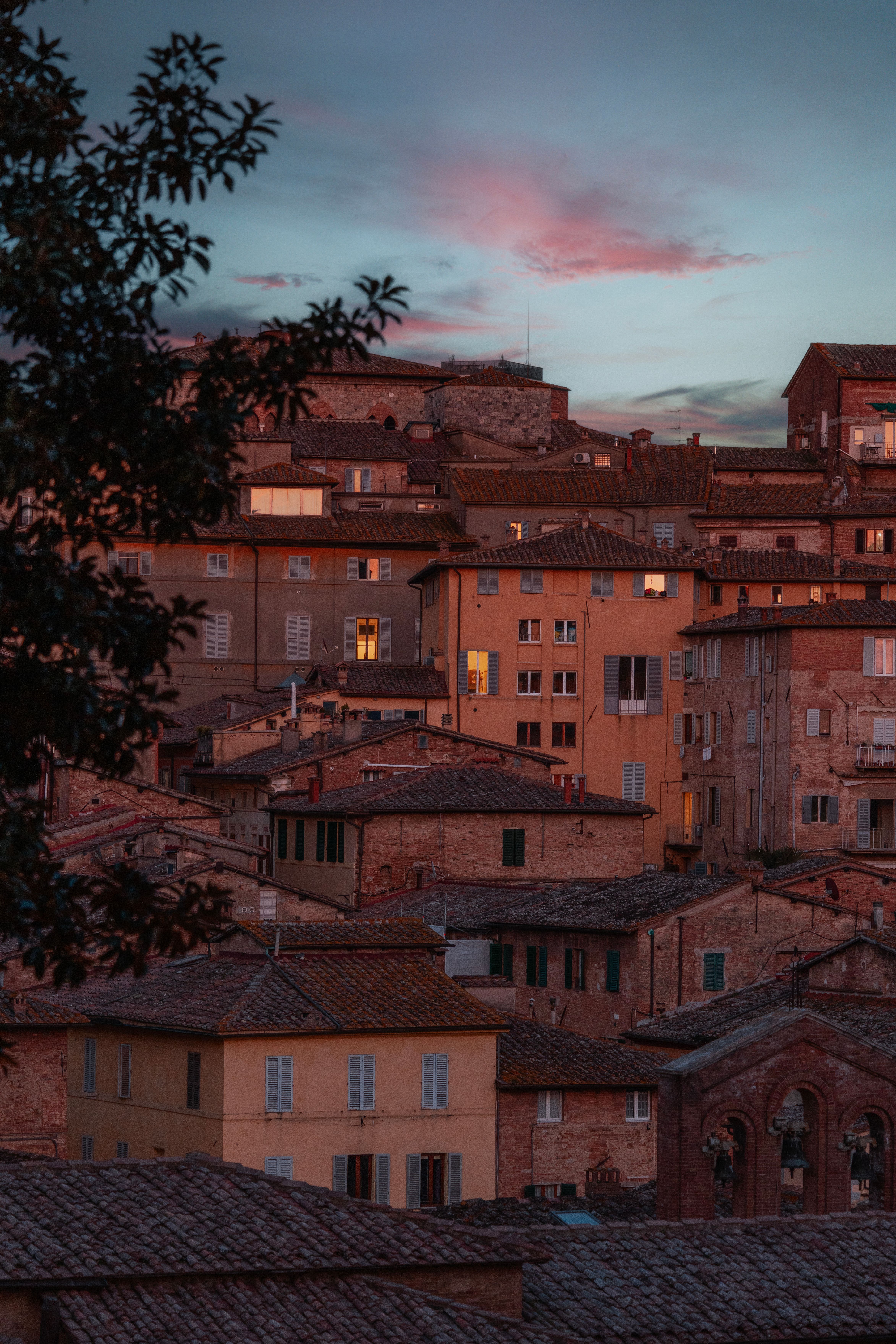 4691x7033 Sunset Over Historic Italian Rooftops · Free