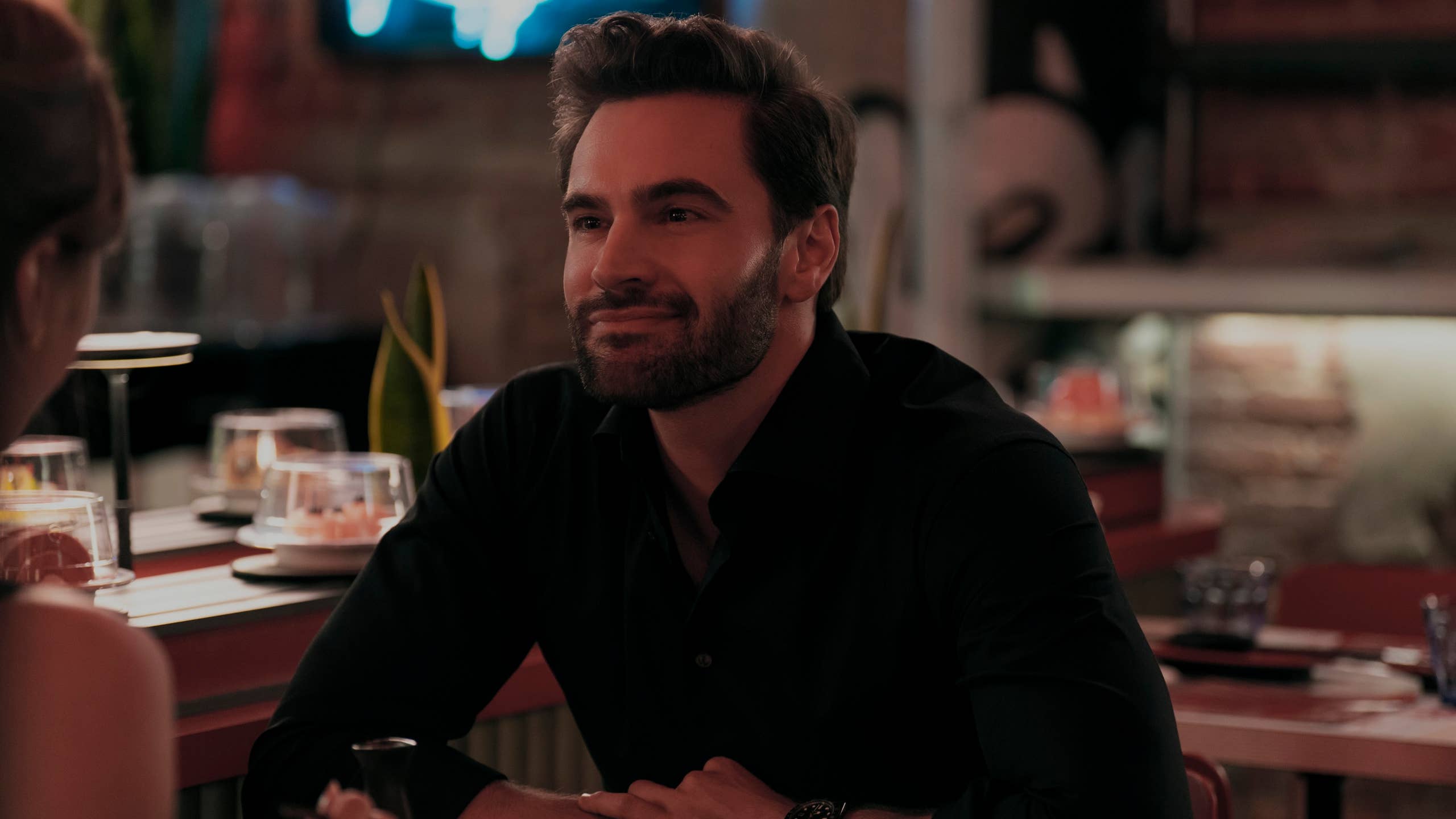 2560x1440 Who Is Tom Bateman? The Love Hypothesis Star and Daisy Ridley's Husband
